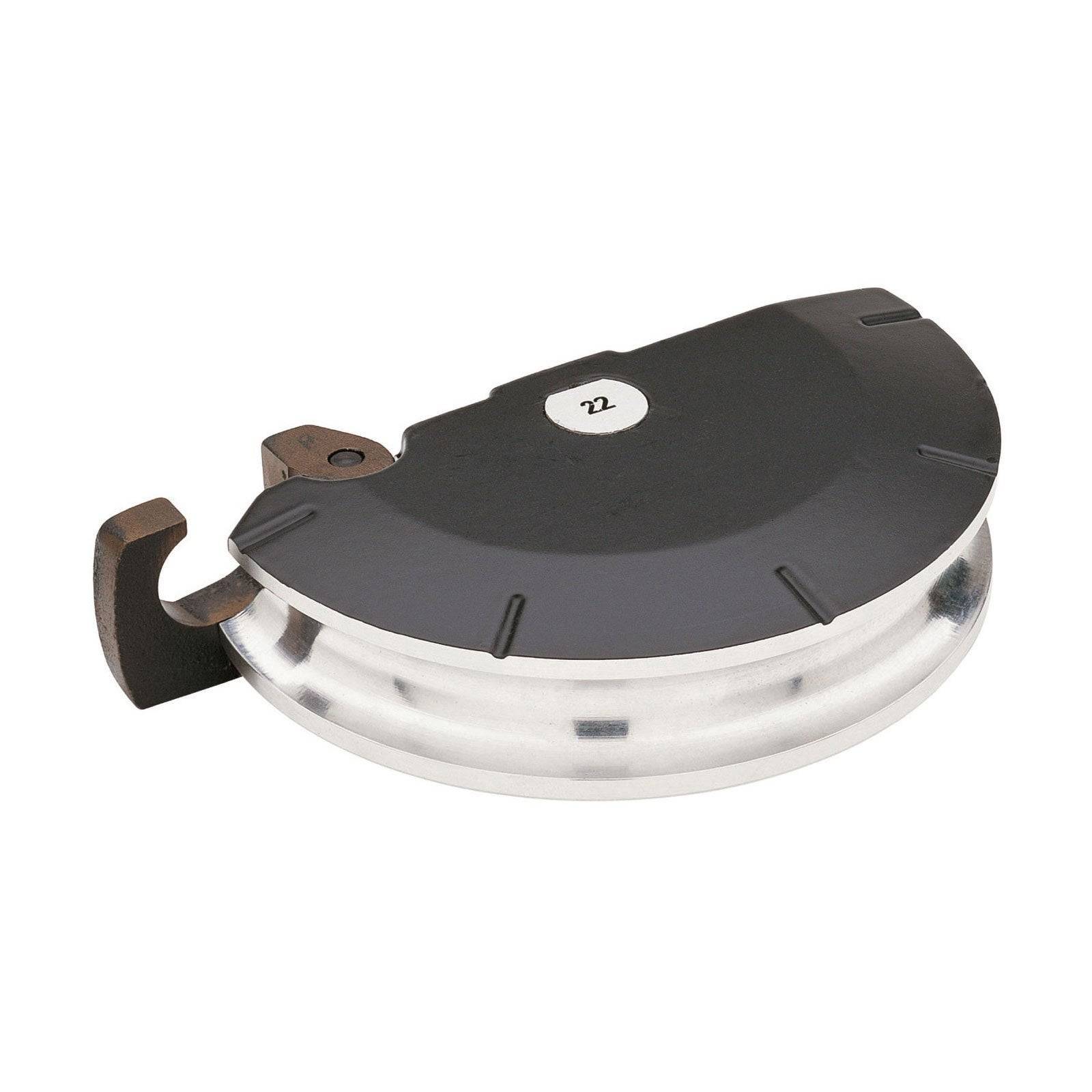 Ein kreisförmiges schwarzes und silbernes Magazin für eine Schusswaffe, mit einem kleinen Haken an einer Seite und mit der Zahl 22 auf der Oberseite markiert.