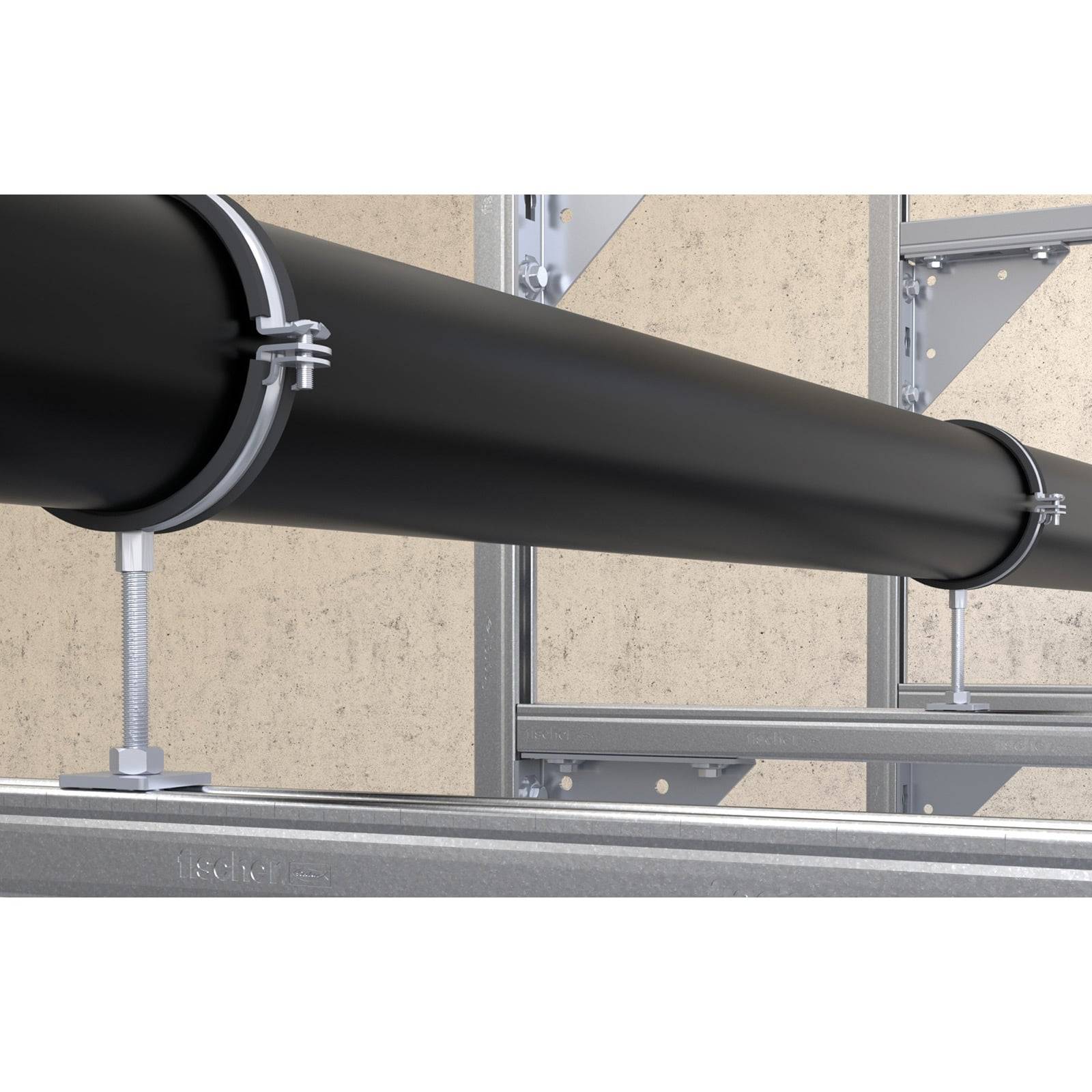 Ein schwarzes Rohr wird horizontal an einer Wand mit Metallhalterungen montiert, wobei Details einer industriellen Sanitärinstallation zur Schau gestellt werden.