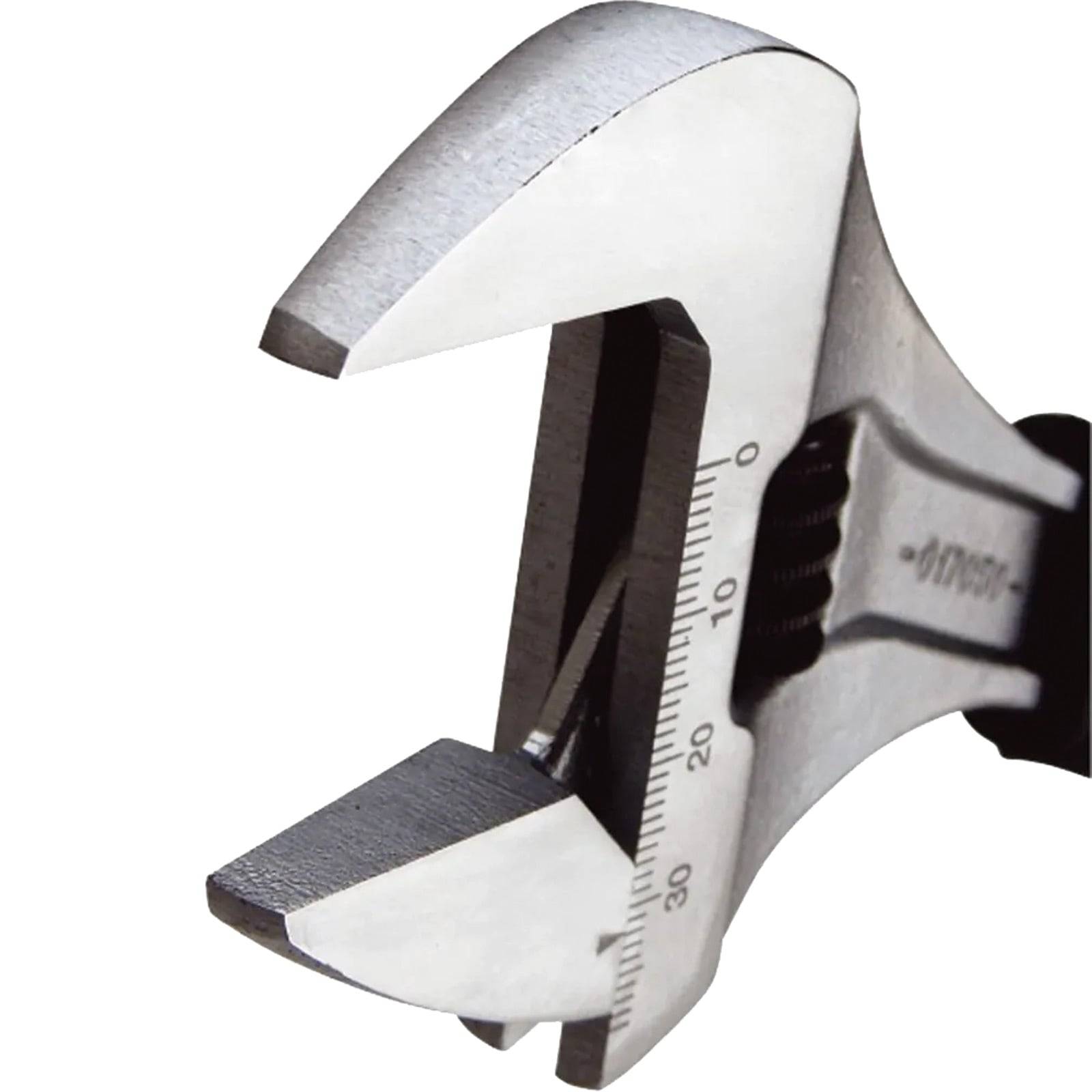 Ein metallischer, verstellbarer Schraubenschlüssel mit offener Spannbacke, der Größenmarkierungen an seiner Seite trägt und zum Anziehen oder Lösen von Muttern und Schrauben verwendet wird.