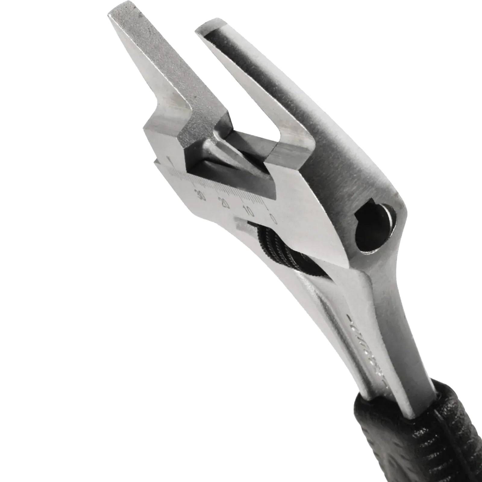 Eine Nahaufnahme einer Kombizange aus Metall mit einem gummierten Griff, die die Greifbacken und die Schneidkante zeigt, zum Greifen und Schneiden verwendet.