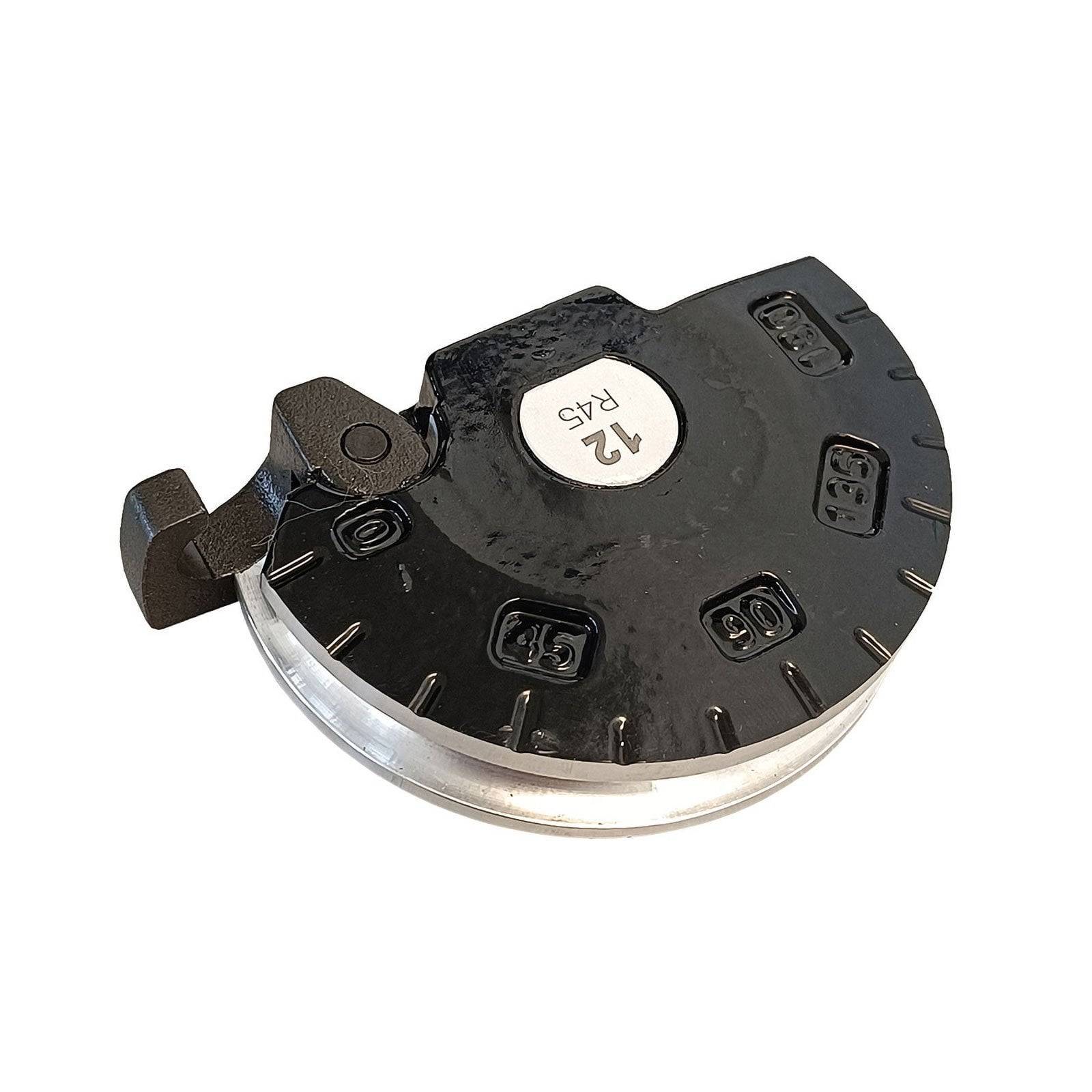 Ein Metall- und Kunststoffwerkzeug zum Rohrbeugen, das eine markierte Rundskala mit Gradmessungen aufweist.