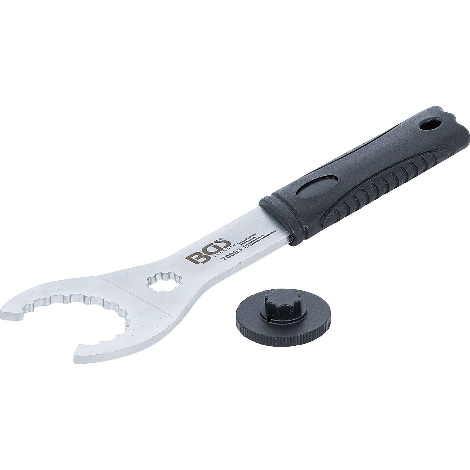 Verstellbarer Schraubenschlüssel mit schwarzem Gummigriff und einer kreisförmigen Befestigung.