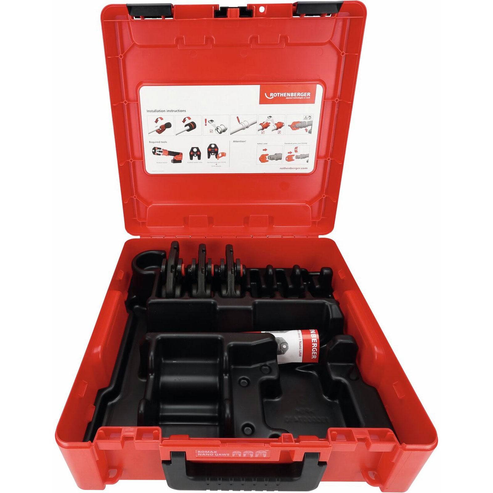 Roter Werkzeugkoffer geöffnet, zeigt organisierte Werkzeugfächer und einen Behälter. Der Deckel enthält illustrierte Anweisungen zur Werkzeugnutzung.
