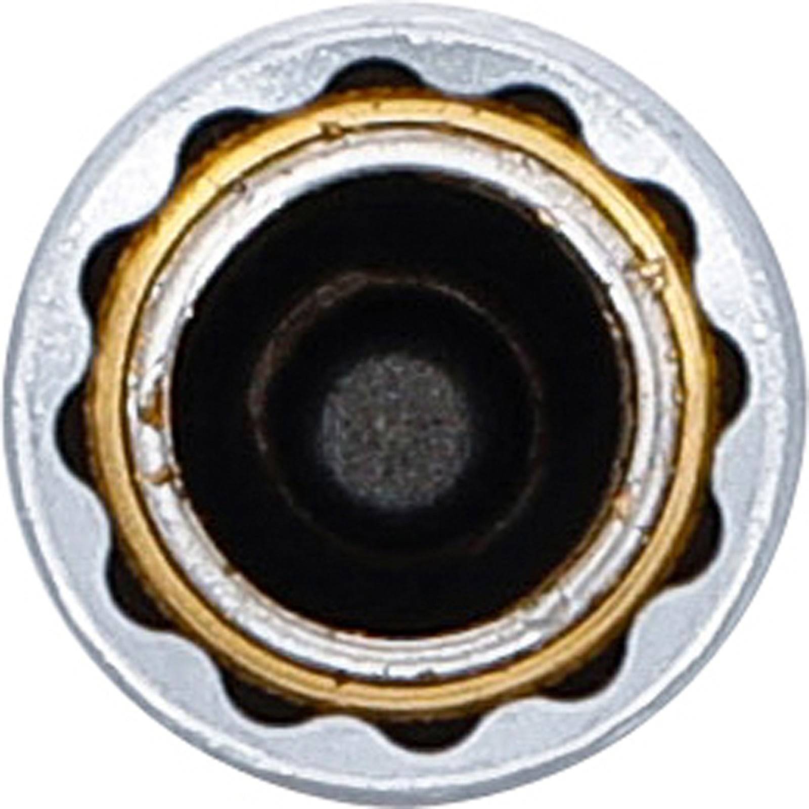 Eine Nahaufnahme einer Patronenhülse aus der Vogelperspektive, die konzentrische kreisförmige Rillen und ein zentrales dunkles Zündplättchen zeigt.