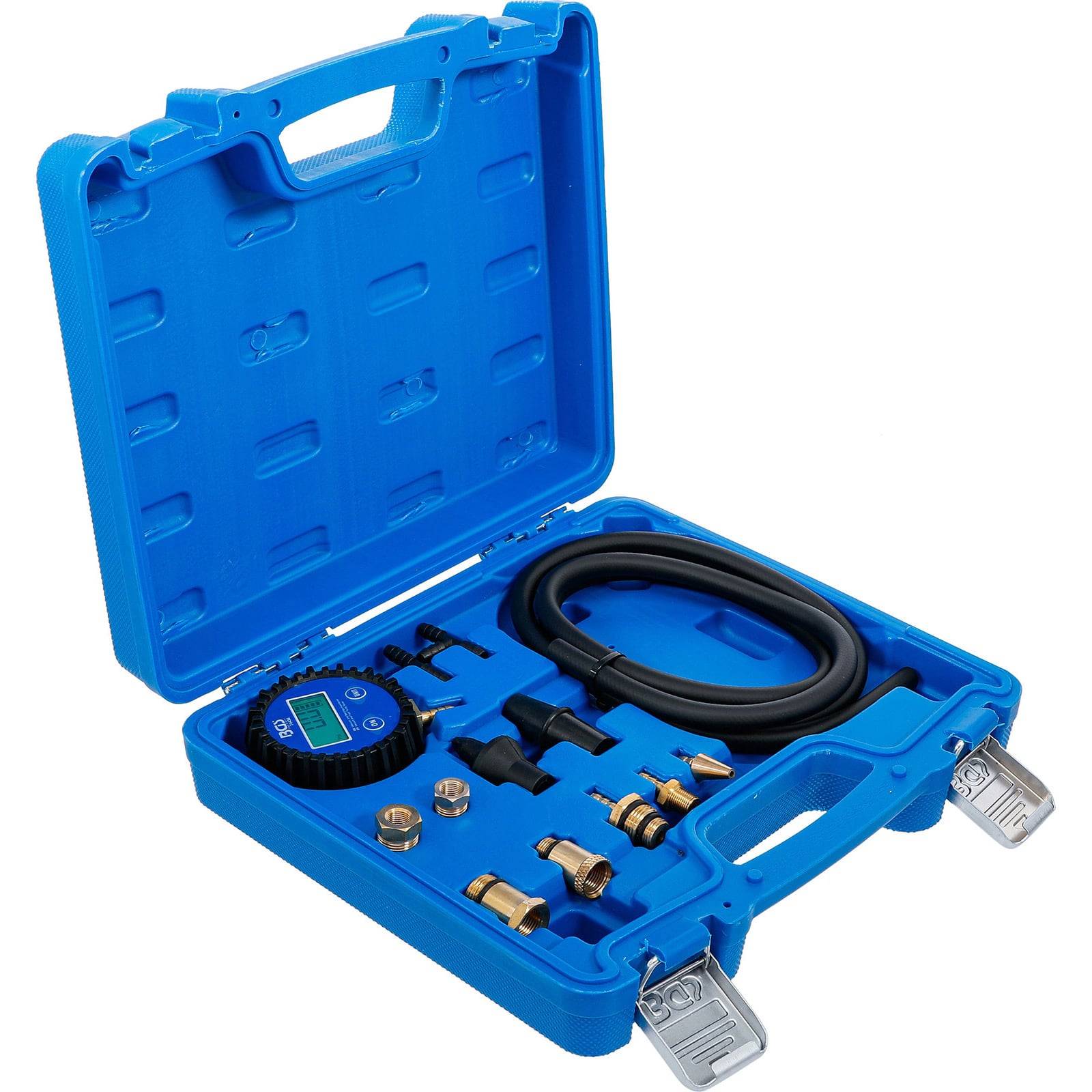 Ein blauer Kunststoff-Transportkoffer enthält ein Reifendruckmessgerät mit verschiedenen Adaptern und einen schwarzen Schlauch, das zur Messung des Reifendrucks ausgelegt ist.