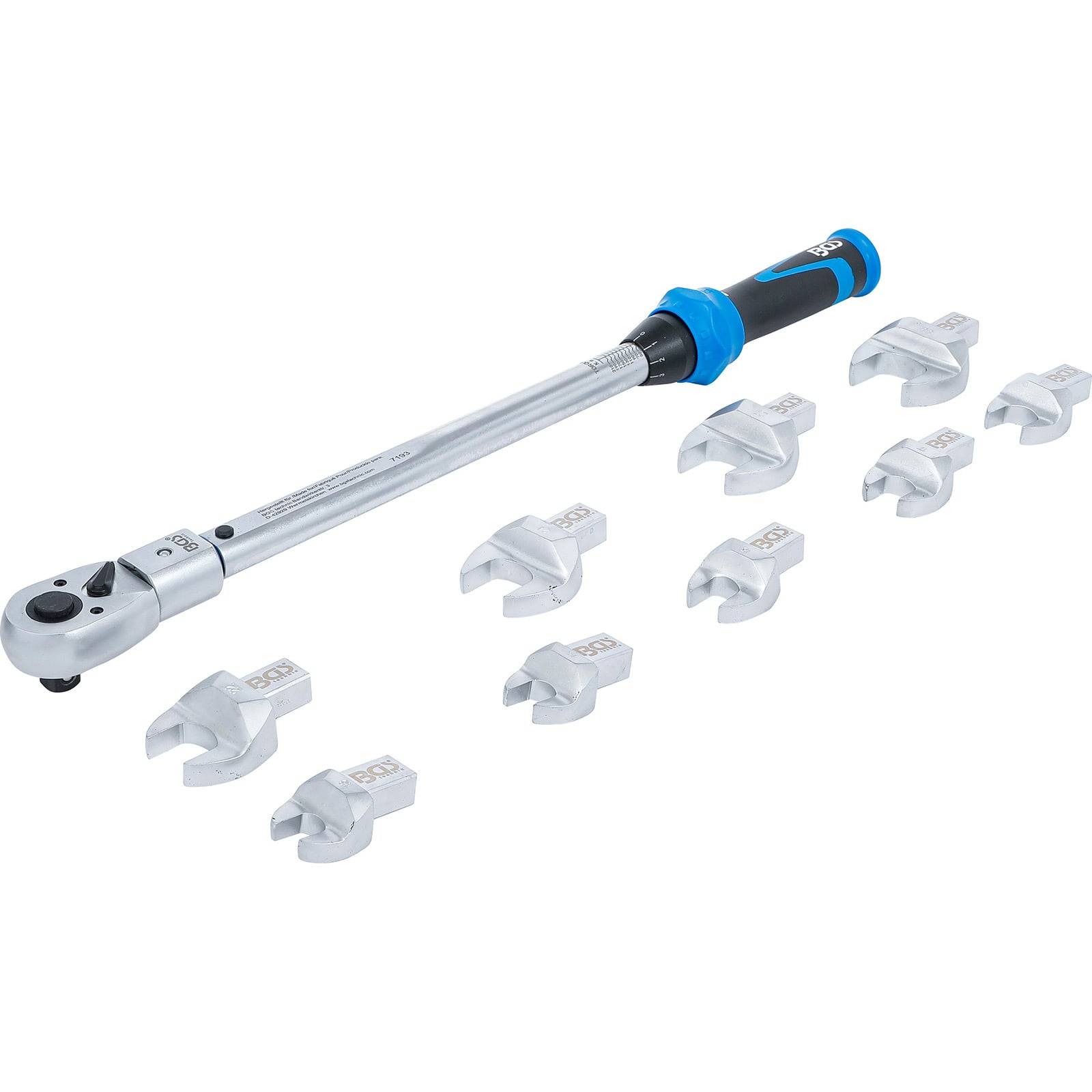 Ein Drehmomentschlüssel mit einem schwarz-blauen Griff ist von acht verschiedenen Maulschlüsseln in unterschiedlichen Größen umgeben.