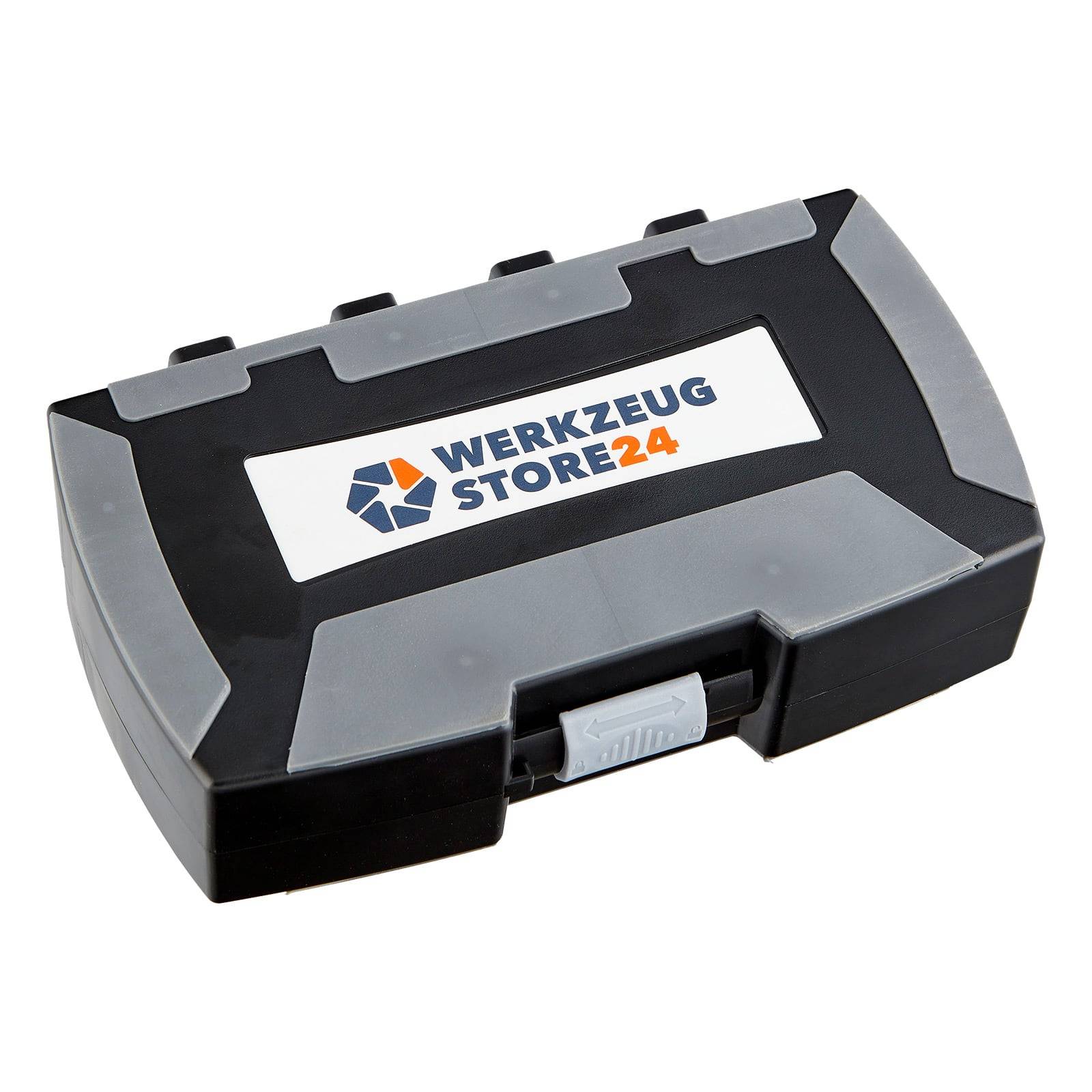 Eine schwarze und graue Werkzeugkoffer mit dem Logo 'WERKZEUG STORE24' auf der Oberseite, ausgestattet mit einem sicheren Verschluss, verwendet zum Aufbewahren und Organisieren von Werkzeugen.
