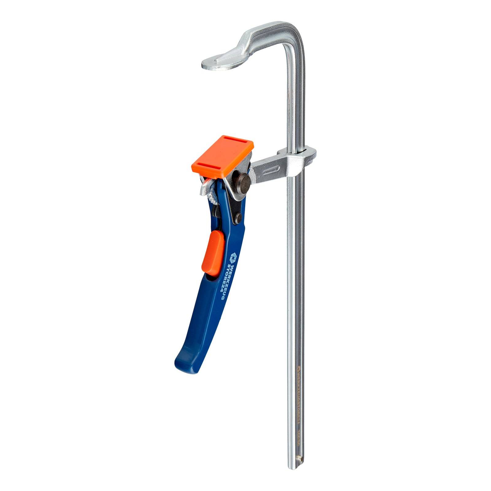 Eine Metallklemme mit einem langen, silbernen Körper und einem blauen Griff, ausgestattet mit einem orangefarbenen Griffstück, die zum Befestigen von Gegenständen verwendet wird.