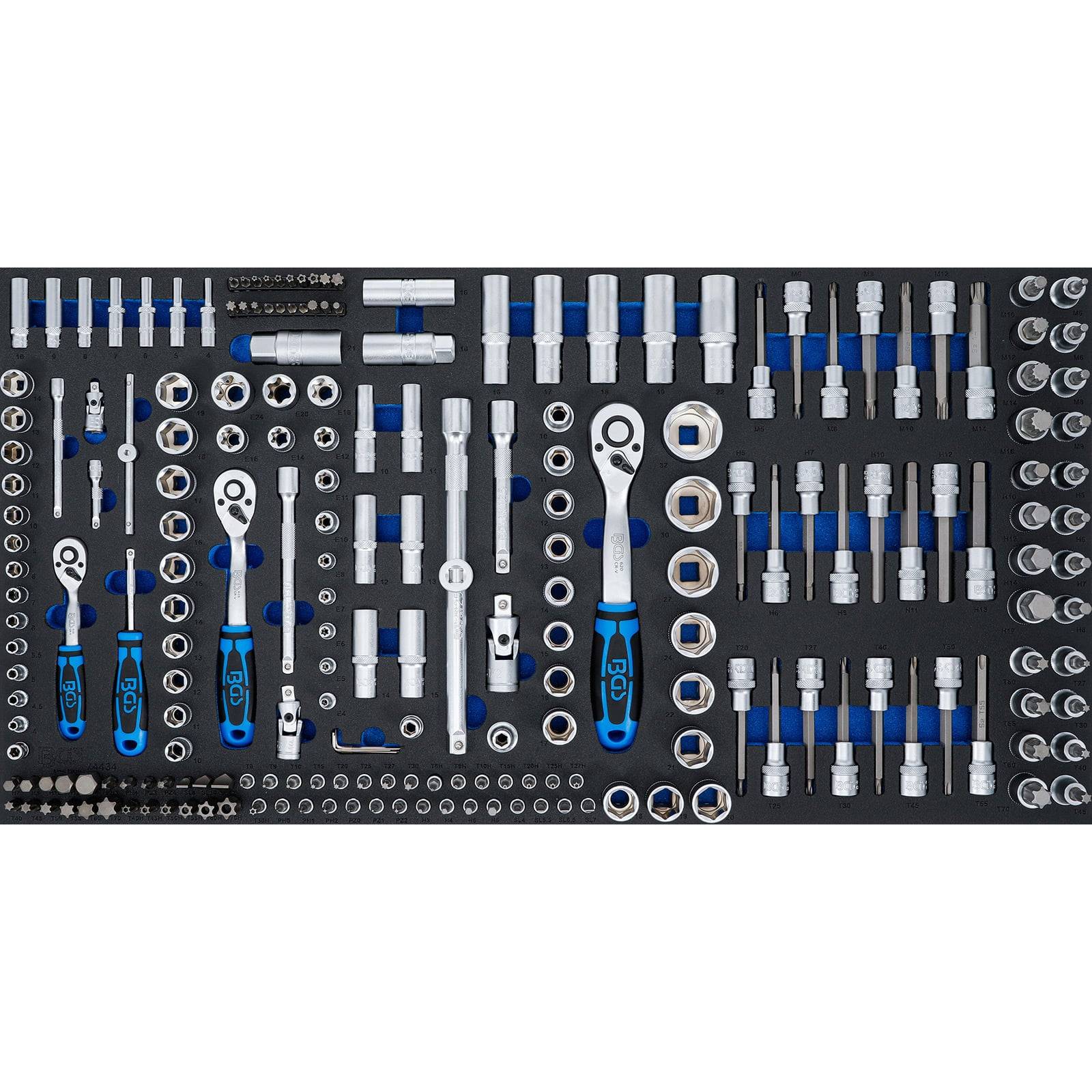 Ein vollständiger Satz Steckschlüssel und Zubehör ordentlich auf schwarzem Hintergrund angeordnet, mit Ratschenschlüsseln, Steckschlösseln und Verlängerungsstangen.