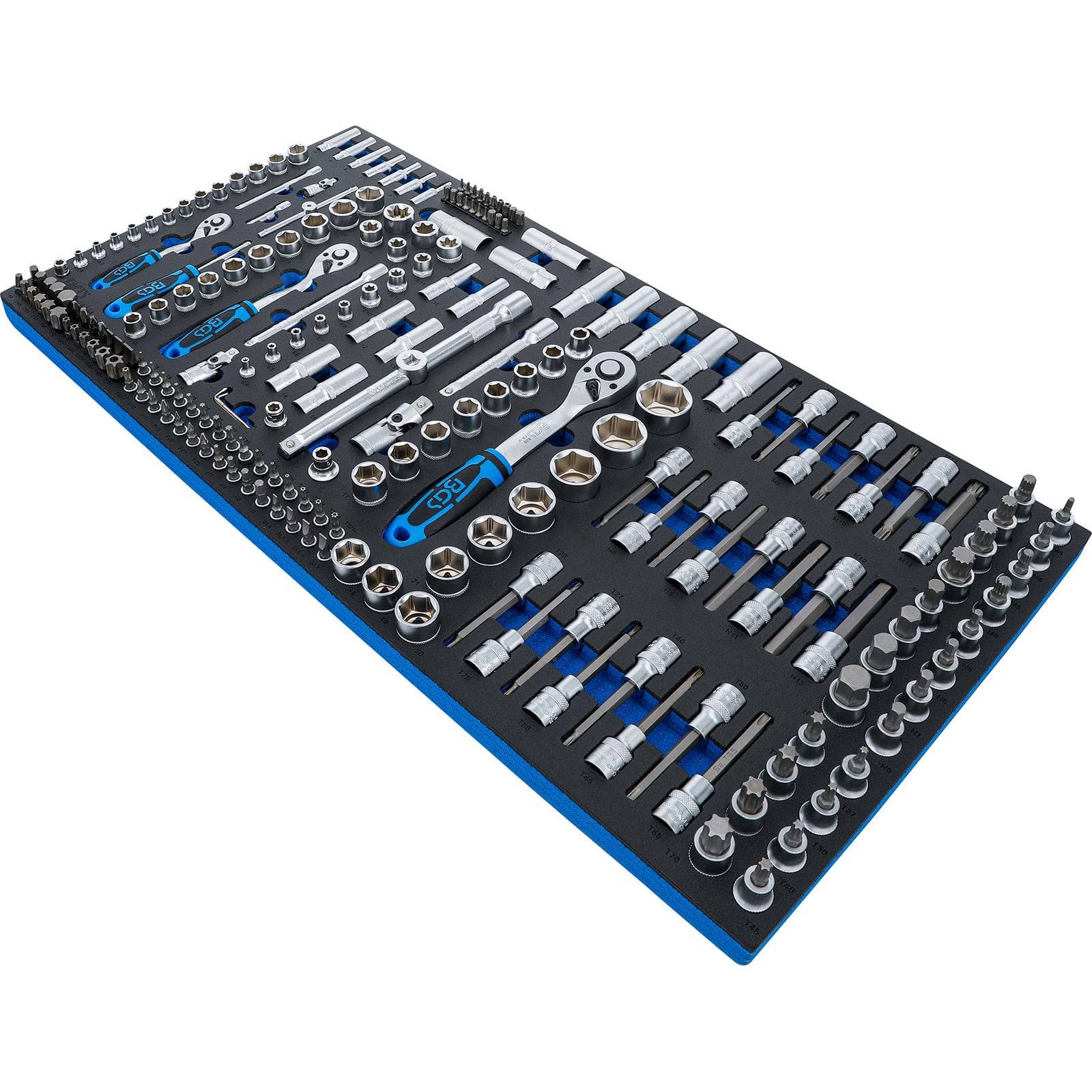 Ein umfassendes Sortiment an Handwerkzeugen und Stecknüssen, die ordentlich auf einer Schaumstoffplatte organisiert sind und für einen effizienten Zugriff und eine praktische Lagerung konzipiert wurden.