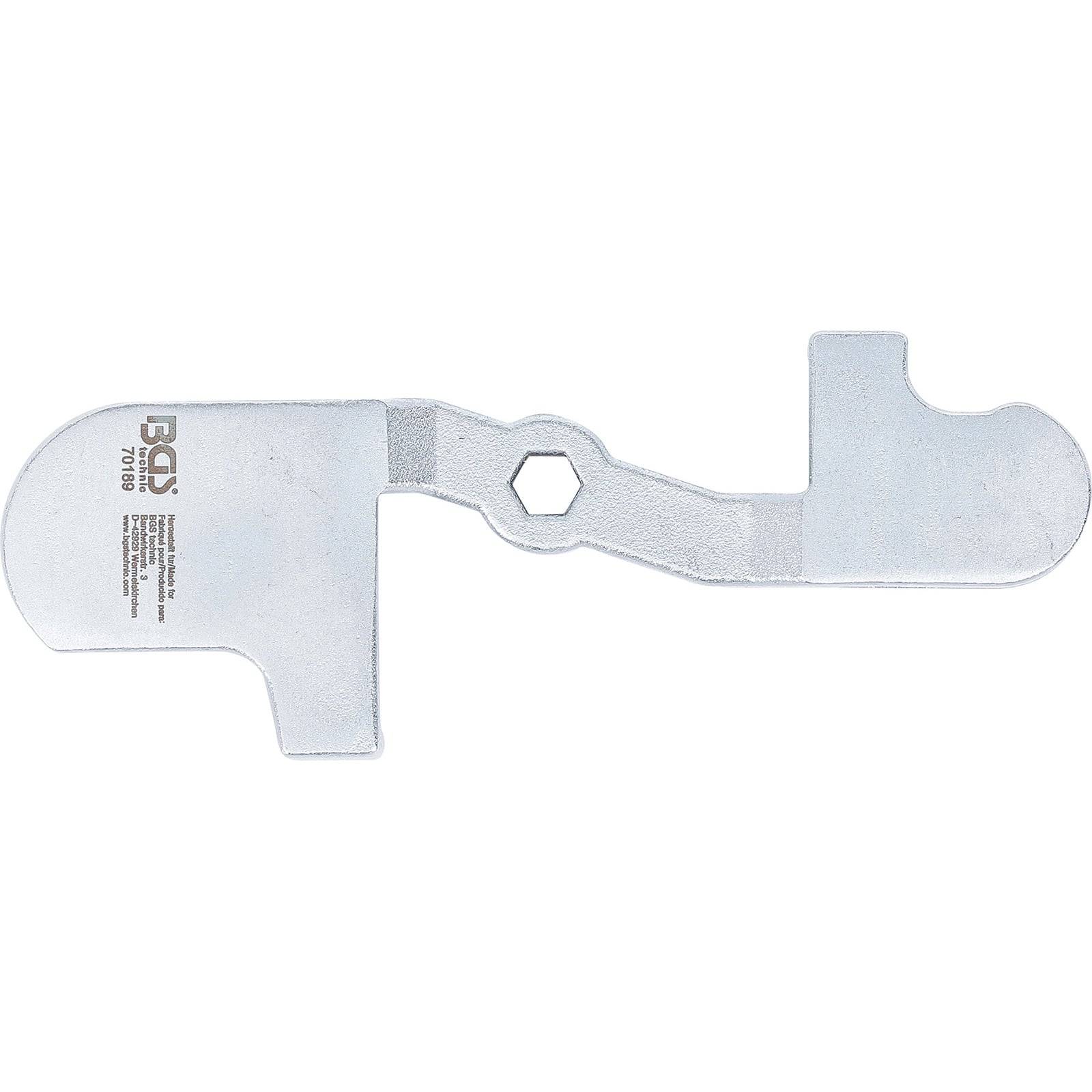 Ein silbernes, multifunktionales Werkzeug mit verschiedenen geformten Enden, das einer Schraubschlüssel ähnelt und für bestimmte mechanische Aufgaben verwendet wird.