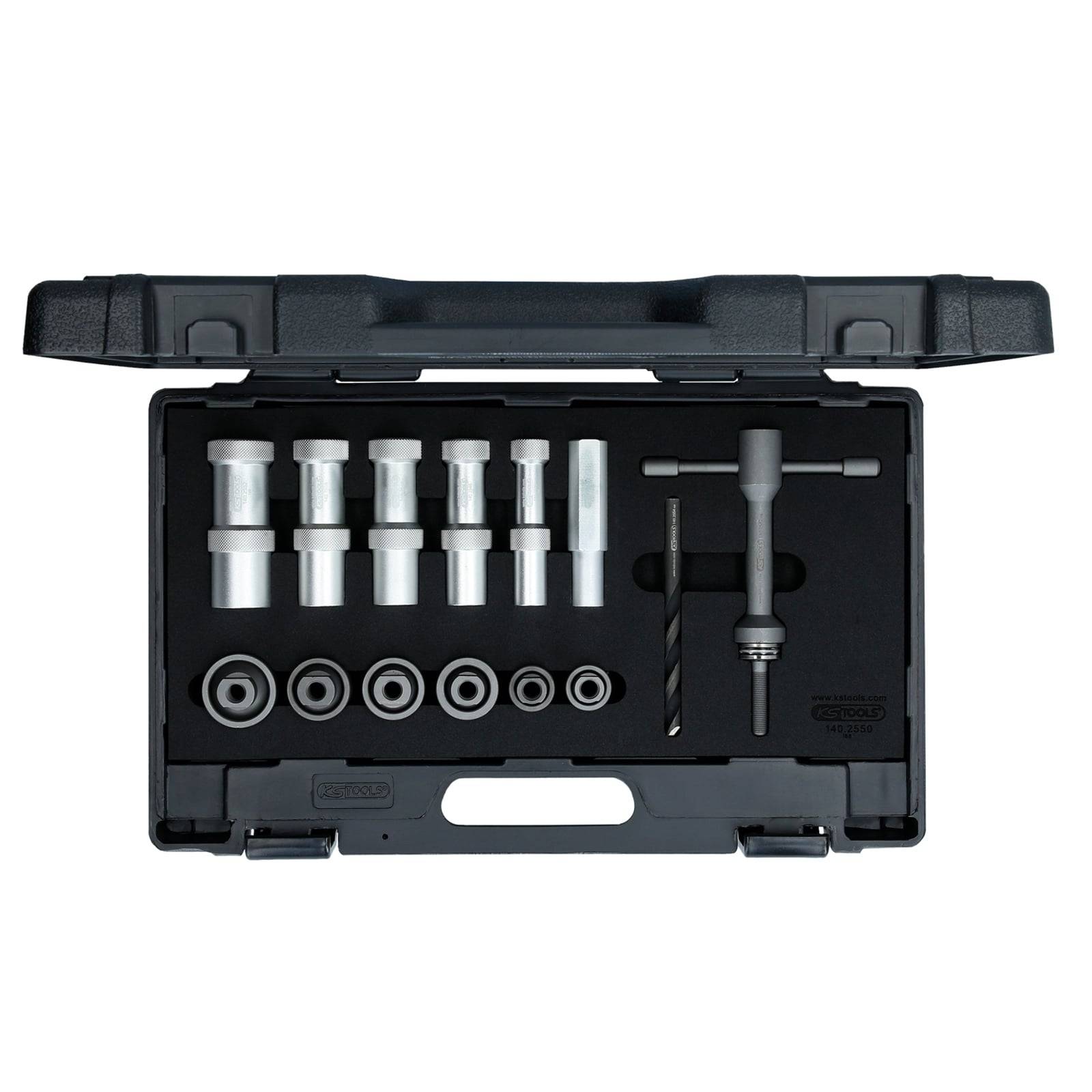Ein schwarzer Koffer, der einen Satz Metallwerkzeuge enthält, darunter verschiedene Größen von zylindrischen Stücken, ein T-Griff-Werkzeug und einen Bohrer.