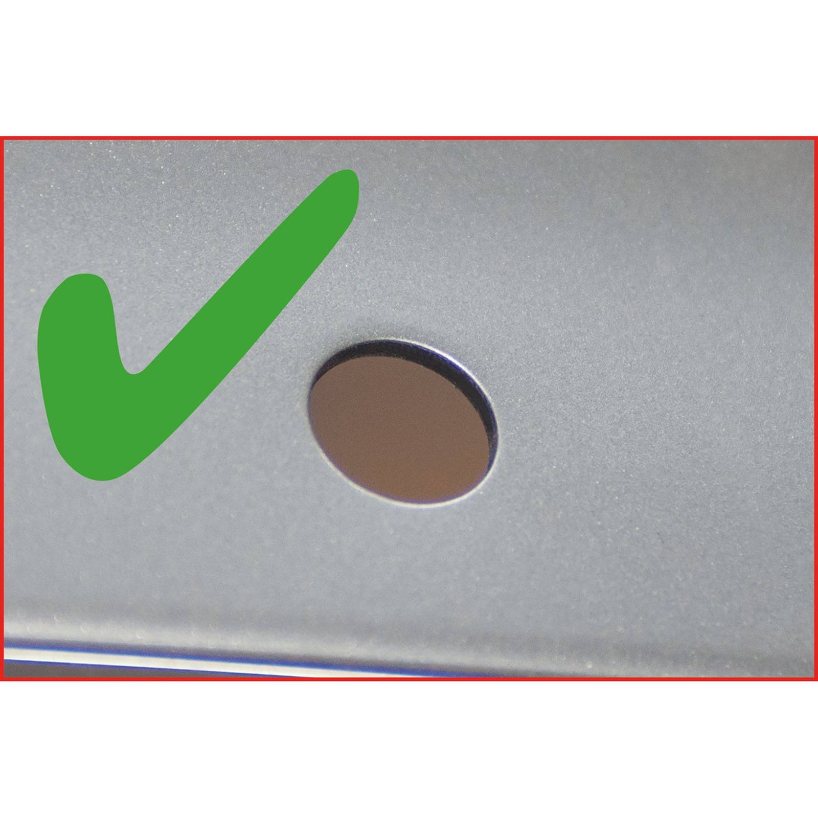 Ein grünes Häkchen auf silbernem Hintergrund mit einem runden Knopf.