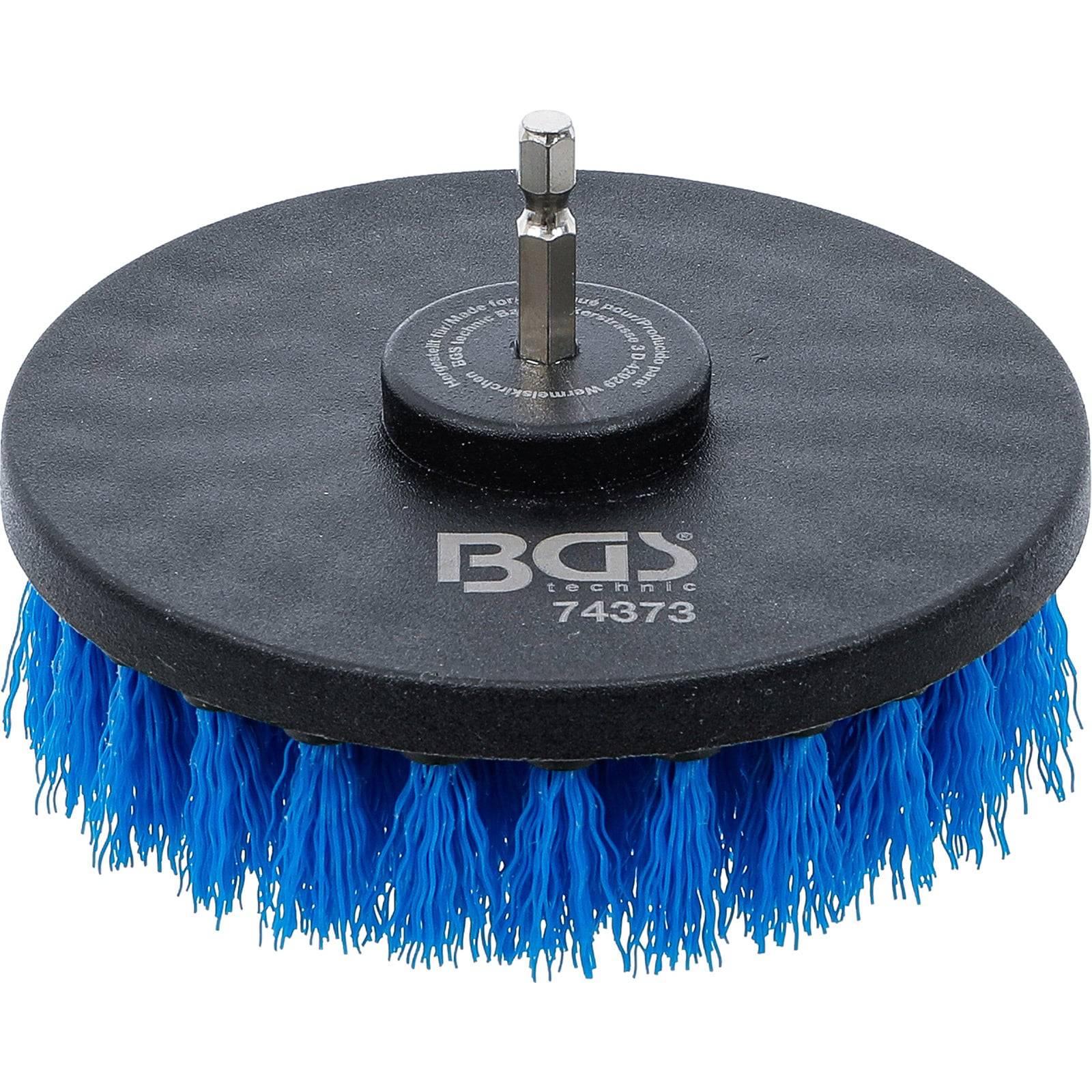 Ein schwarzer Bohraufsatz mit blauen Nylonborsten zum Reinigen von Oberflächen, vor einem weißen Hintergrund dargestellt.