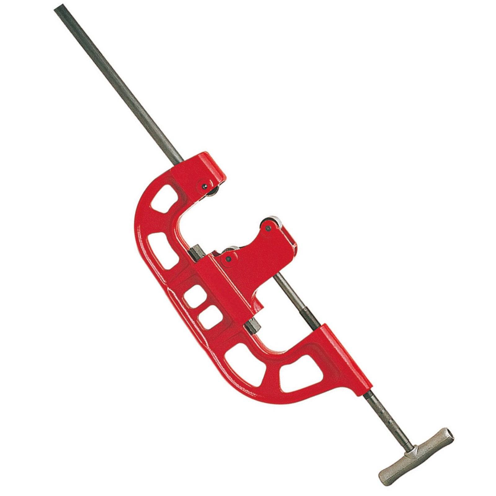 Ein roter Rohrabschneider mit einem silbernen Griff, entwickelt zum Schneiden von Metallrohren. Seine einstellbare Klinge ist für Präzision bei verschiedenen Rohrdurchmessern ausgelegt.