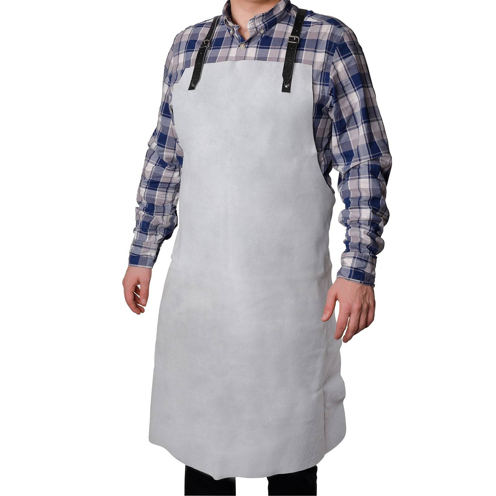 Eine Person in einem Karohemd und einer Schutzschürze steht mit seitlich hängenden Armen vor einem einfarbigen Hintergrund.