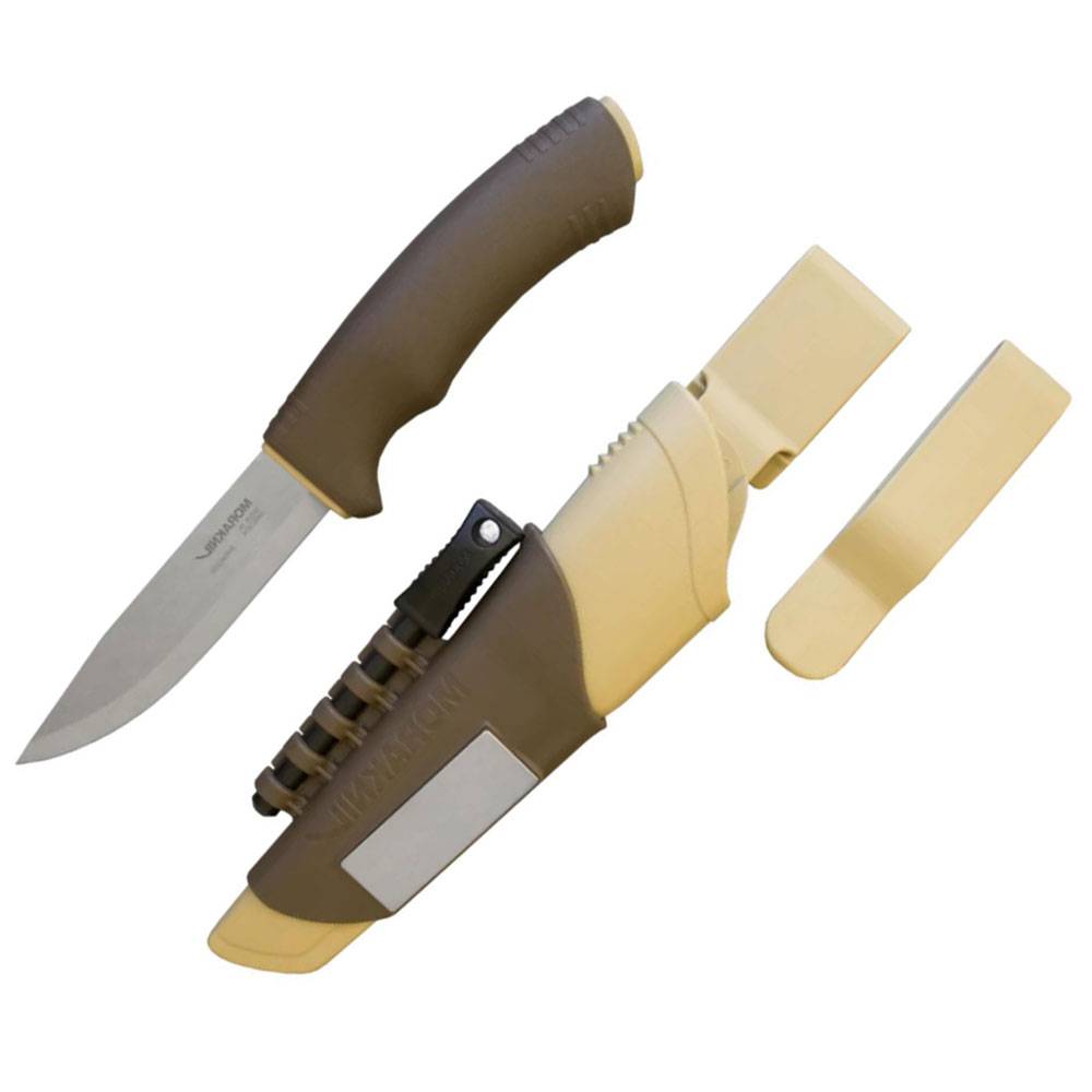 Messer mit feststehender Klinge und braunem Griff, gezeigt mit beigefarbenem Futteral und zwei Befestigungsclips auf neutralem Hintergrund.