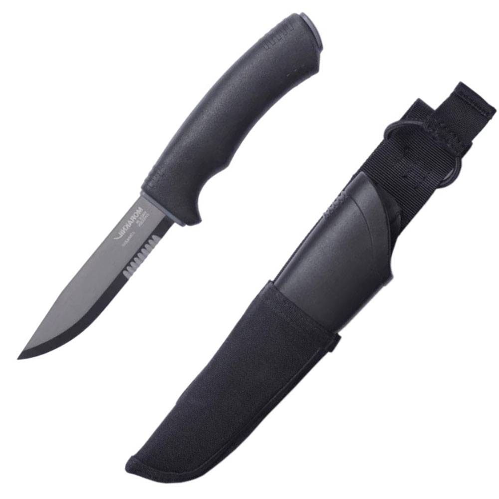 Schwarzes Jagdmesser mit feststehender Klinge und Sägezahnrücken, abgebildet neben seiner schwarzen Scheide auf weißem Hintergrund.