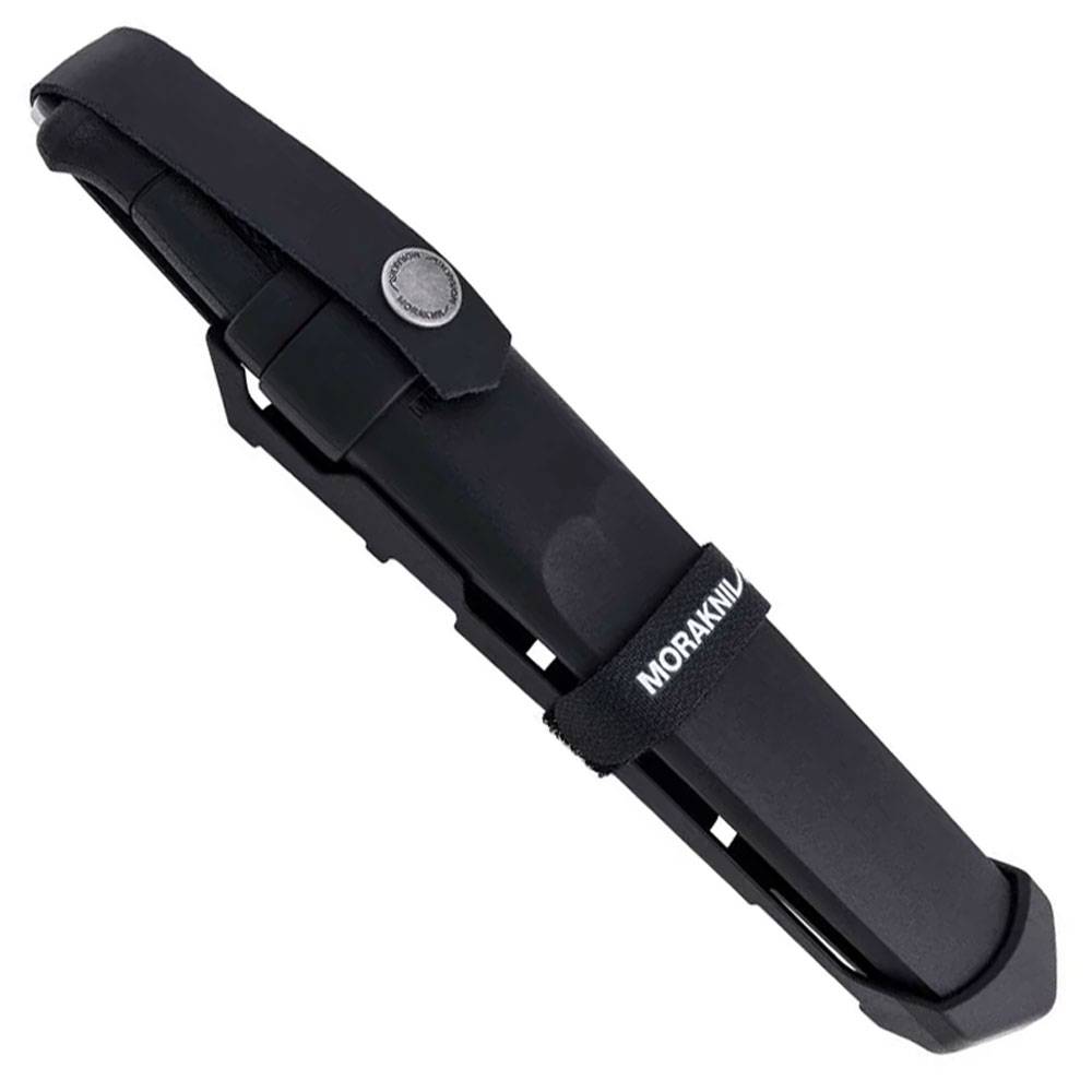 Schwarzes Morakniv-Messer in einer passenden Scheide, gezeigt auf einfachem weißem Hintergrund.