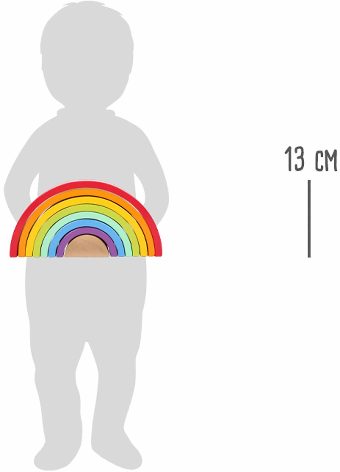 Kindersilhouette, die ein mehrfarbiges Holzregenbogenspielzeug auf der Brust hält, mit einer Länge von 13 cm.