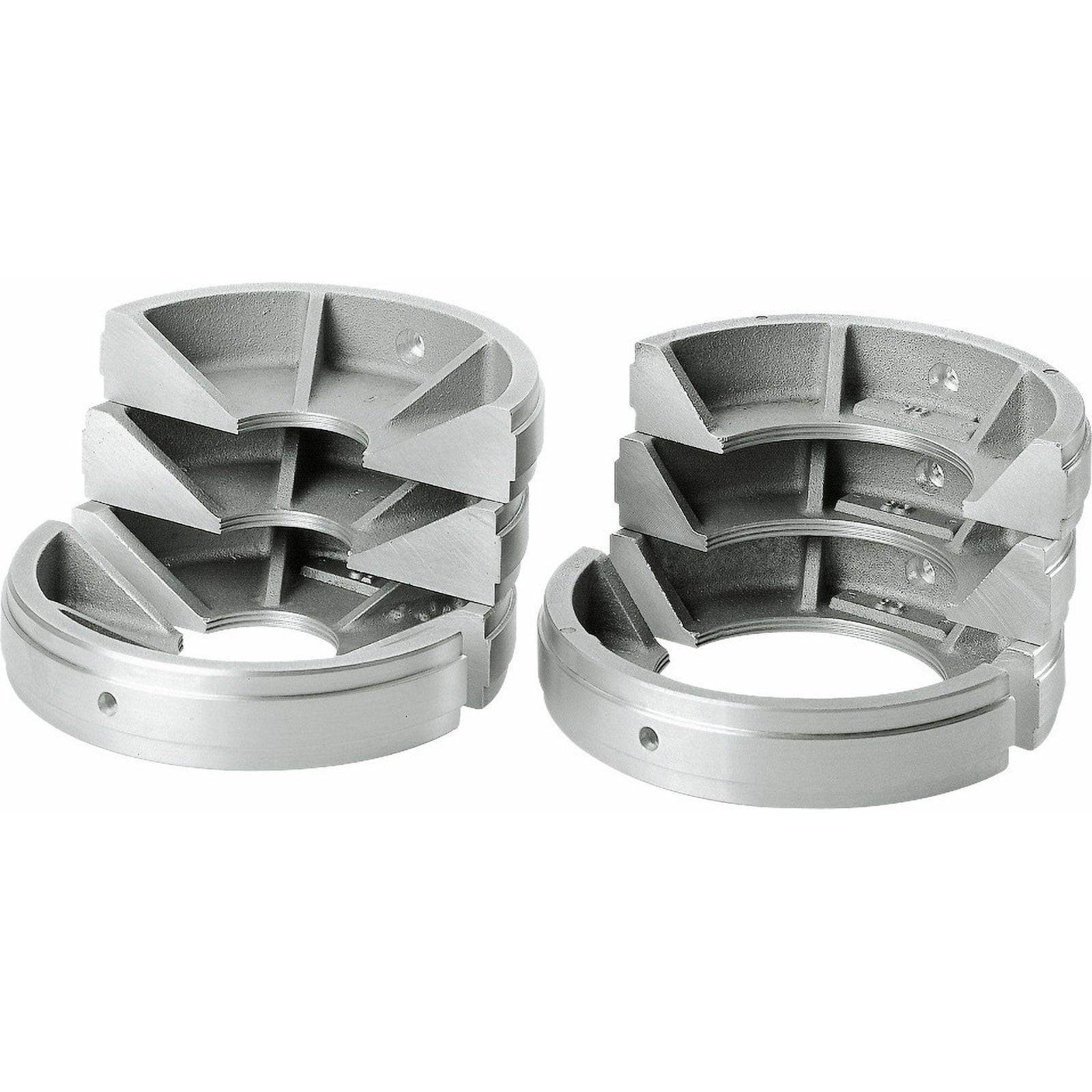 Zwei Stapel metallischer kreisförmiger Schneidführungen mit angewinkelte Innenbereichen, verwendet zur Positionierung in Schneidprozessen.