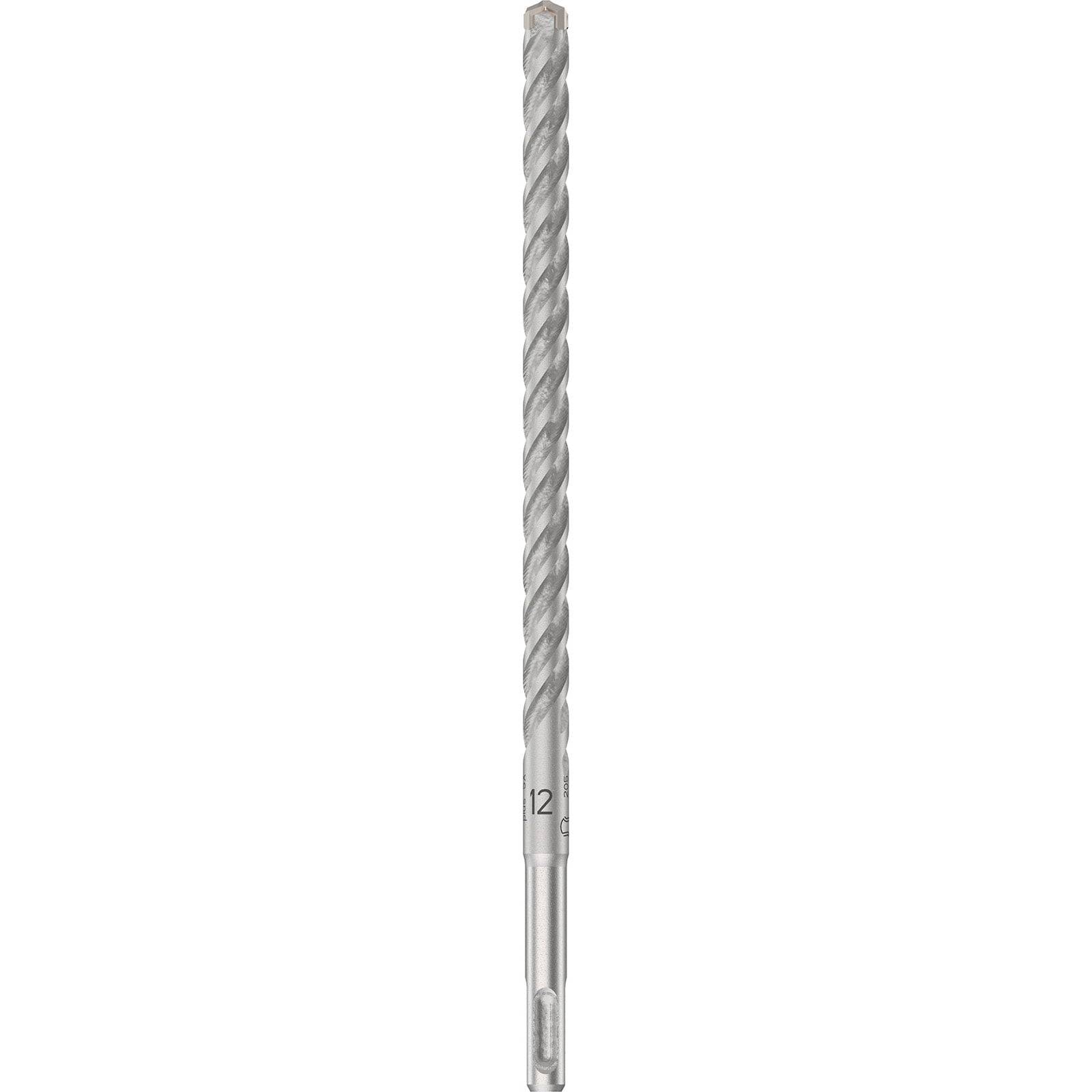 Ein Metallbohrer mit einer Spiralgeometrie, wahrscheinlich für Mauerwerks- oder Betonbohrungen geeignet, der vertikal vor einem einfarbigen Hintergrund präsentiert wird.