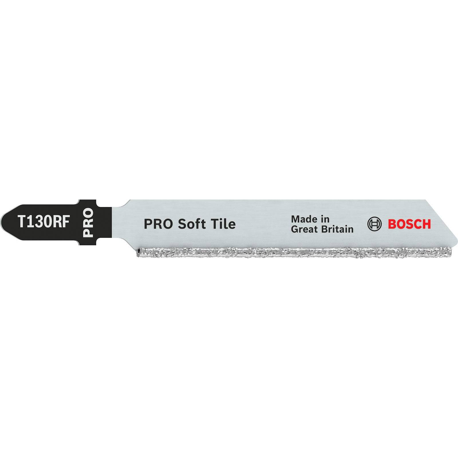 Eine Bosch T130RF PRO Soft Tile Stichsägeblatt wird gezeigt. Das Sägeblatt ist mit dem Aufdruck „Made in Great Britain