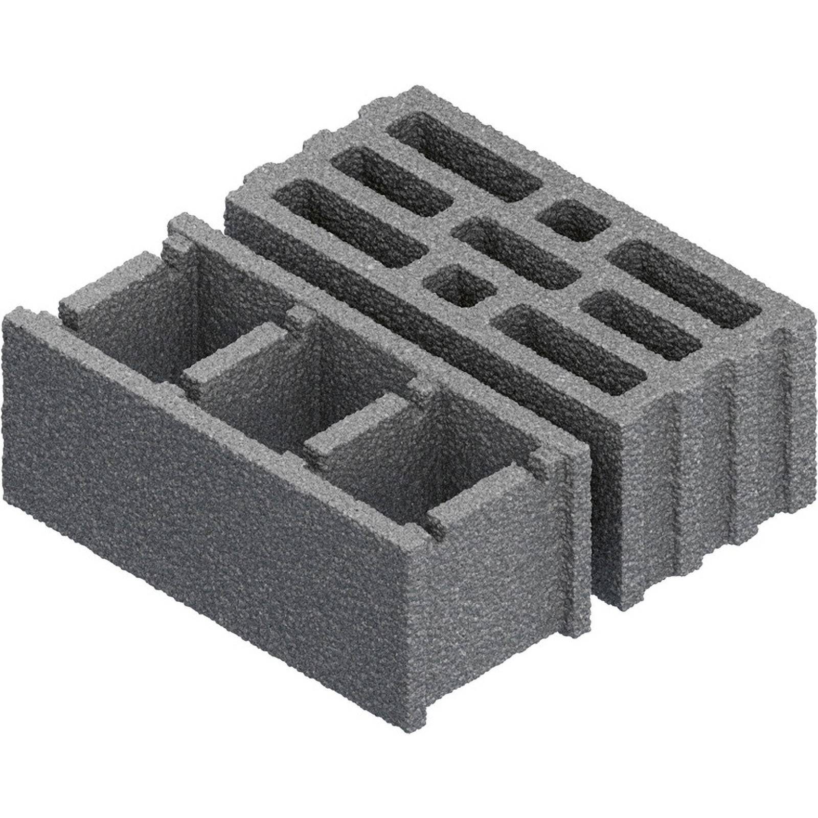 Zwei Betonhohlblocksteine, einer aufrecht stehend und einer flach liegend, die ihre hohle rechteckige Struktur für Konstruktionszwecke veranschaulichen.