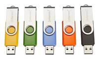 Drei USB-Sticks in Grün, Blau und Orange sind vertikal angeordnet, wobei jeder eine schwenkbare Metallabdeckung aufweist.