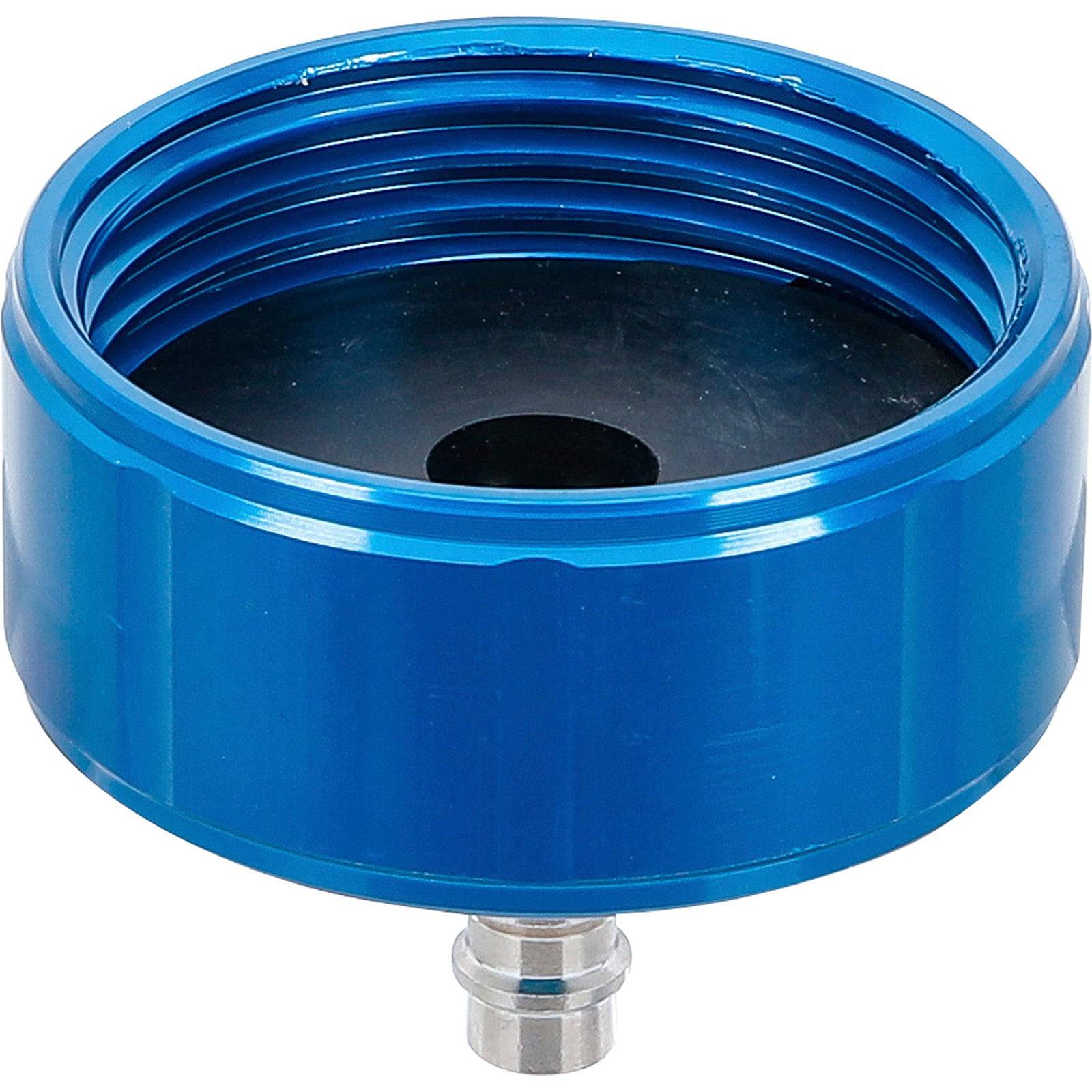 Ein blauer kreisförmiger Metalladapter mit Innengewinde und einer kleinen Metalldüse an der Basis, der zum Verbinden von Schläuchen oder Rohren verwendet wird.