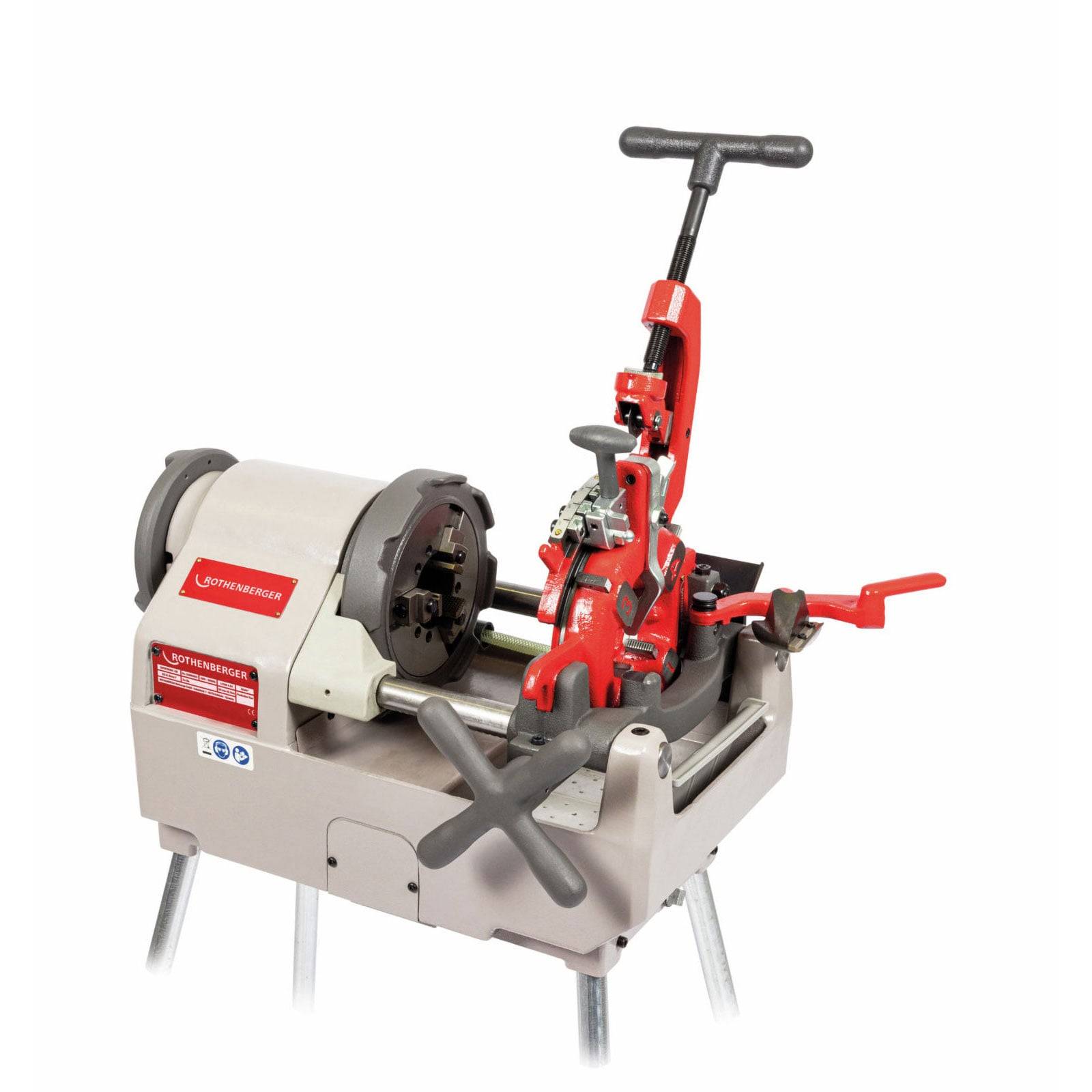 Eine Rohrgewindemaschine mit einem roten Griff, montiert auf einem Ständer, die zum Schneiden und Gewindeschneiden von Rohren in der Sanitär- und Baubranche verwendet wird.
