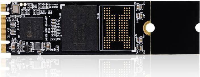 Nahaufnahme eines schwarzen Computerchips auf einer Leiterplatte mit sichtbaren goldenen Kontakten und umgebenden Kondensatoren.