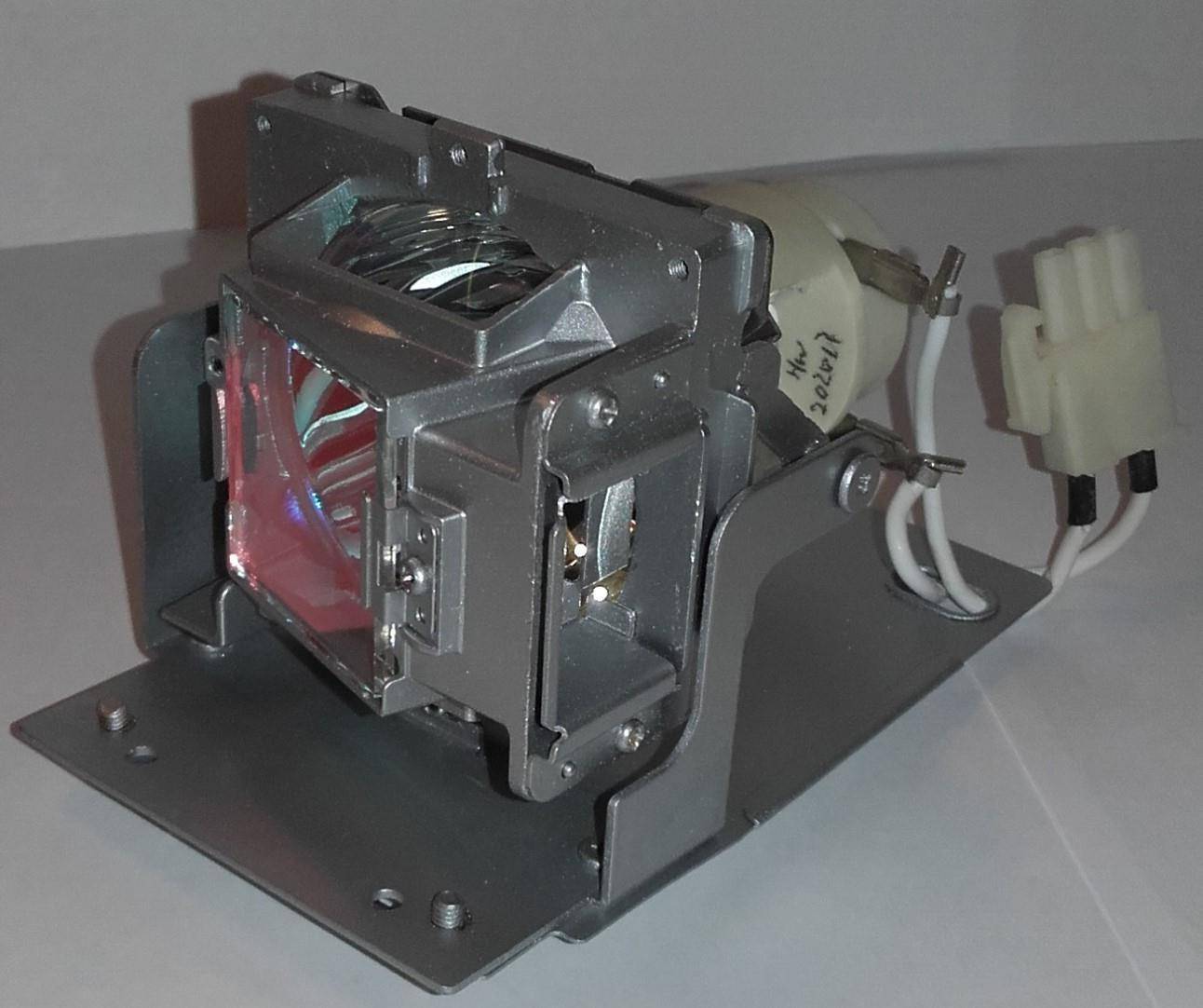 Eine Projektorlampeneinheit mit Metallrahmen und sichtbarer Verdrahtung, die zum Austausch in digitalen Projektoren verwendet wird, um die Helligkeit wiederherzustellen.