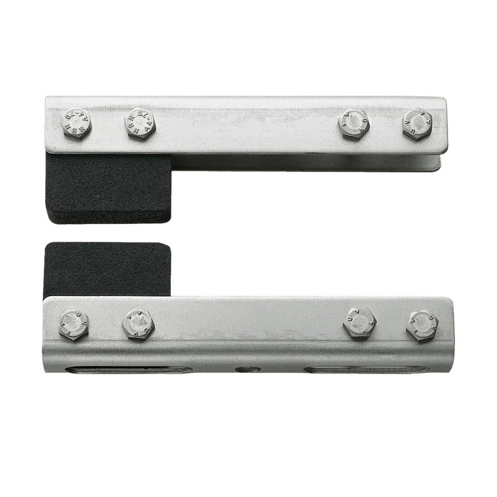 Metallhalterung mit Schrauben und Schaumstoffpolsterung, von oben und von der Seite betrachtet. Verwendet zum Befestigen oder Abstützen von Strukturen.