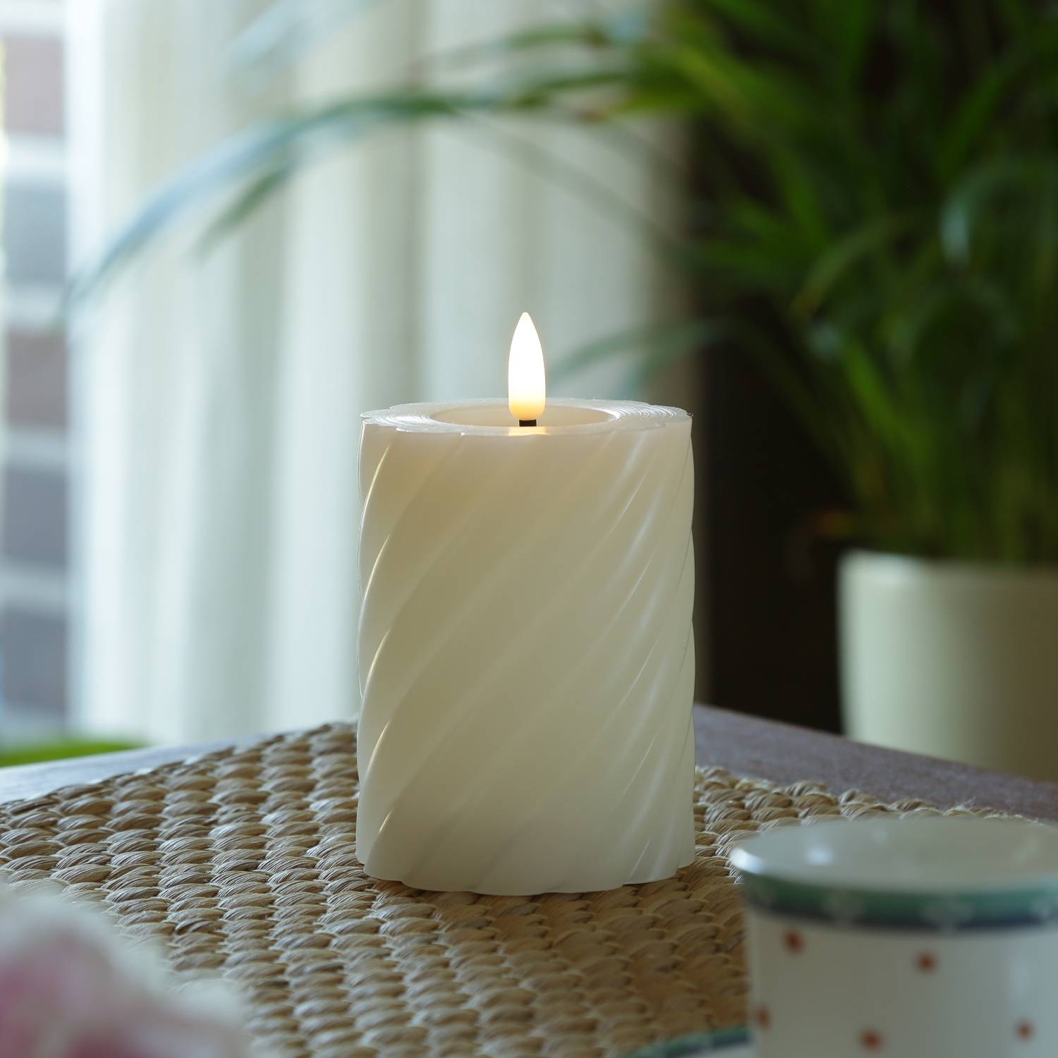 LED Kerze Twist Echtwachs gedrehte Stumpenkerze flackernd H: 12,5cm Timer creme