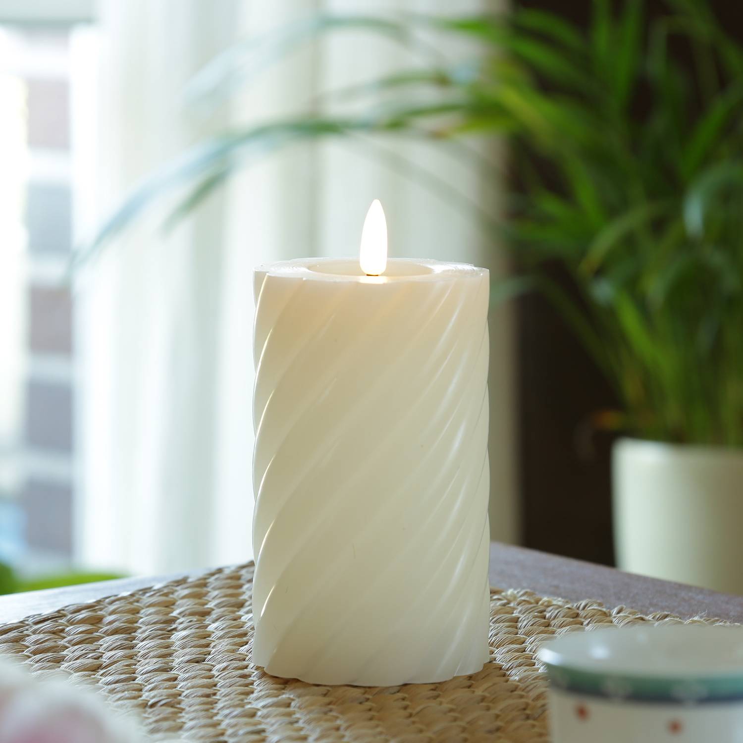 LED Kerze Twist Echtwachs gedrehte Stumpenkerze flackernd H: 15cm Timer creme