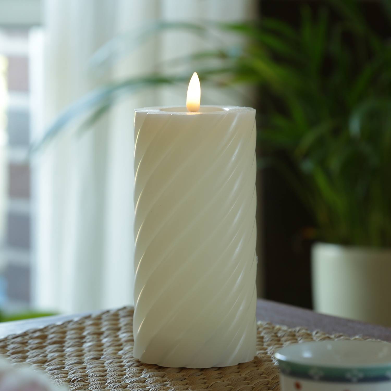 LED Kerze Twist Echtwachs gedrehte Stumpenkerze flackernd H: 17,5cm Timer creme