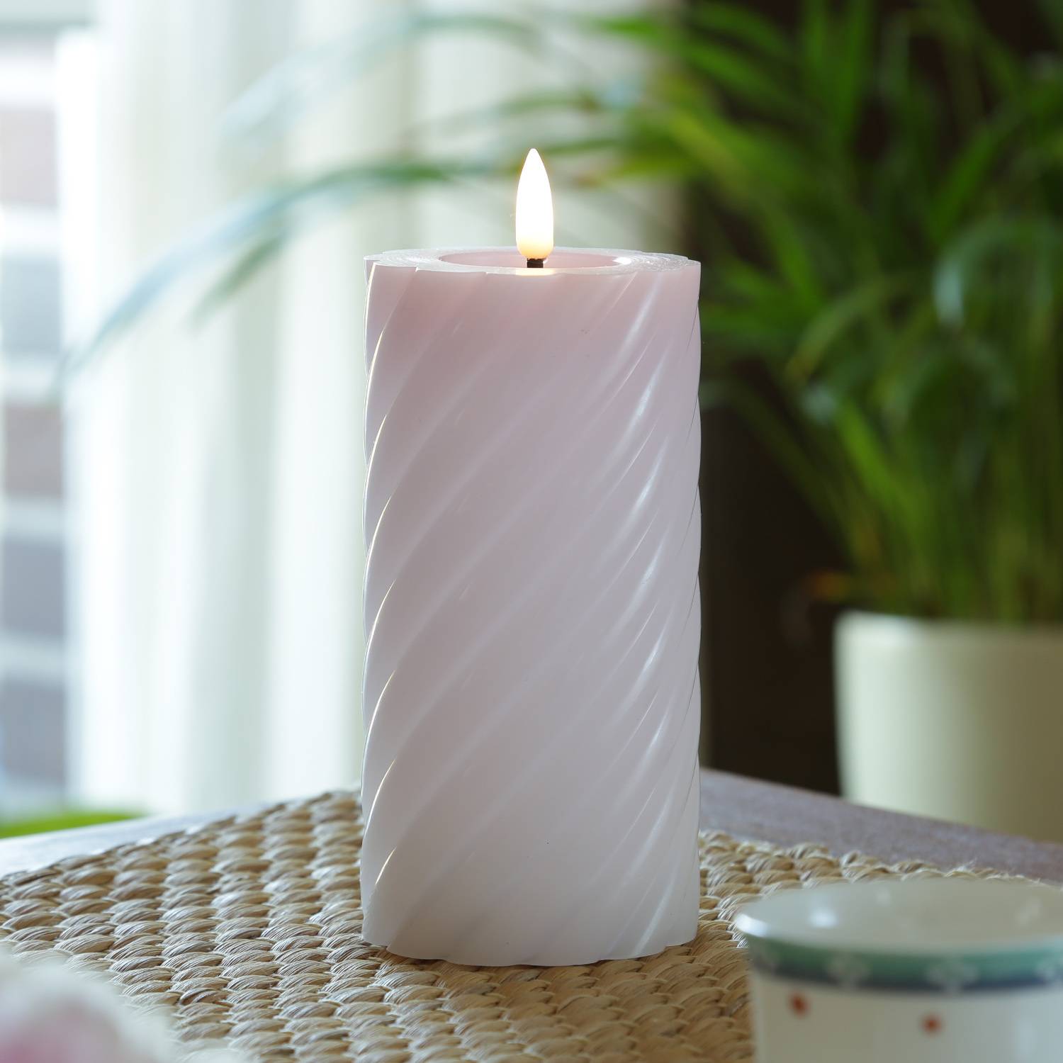 LED Kerze Twist Echtwachs gedrehte Stumpenkerze flackernd H:17,5cm Timer flieder