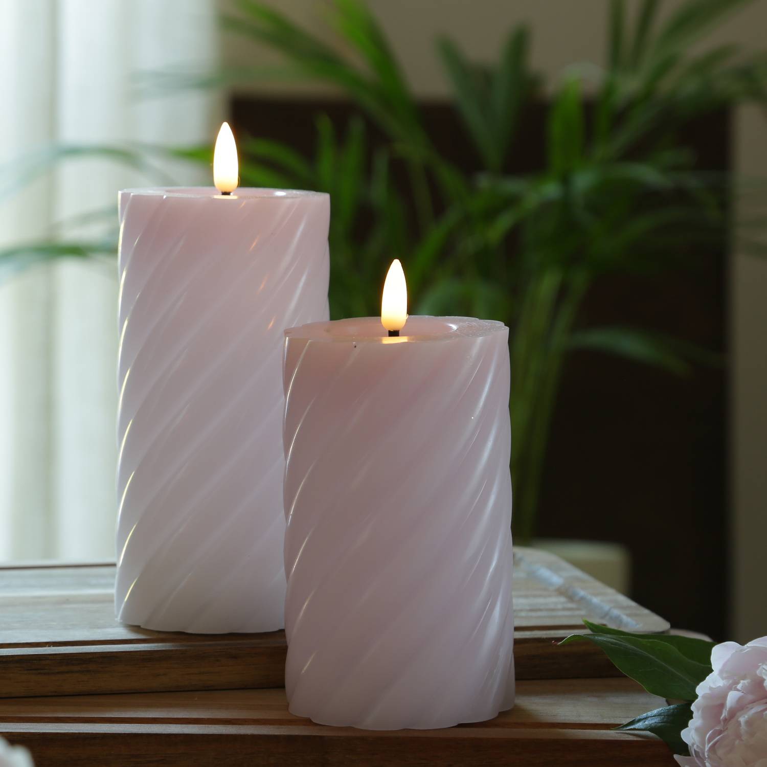 LED Kerze Twist Echtwachs gedrehte Stumpenkerze flackernd H:17,5cm Timer flieder