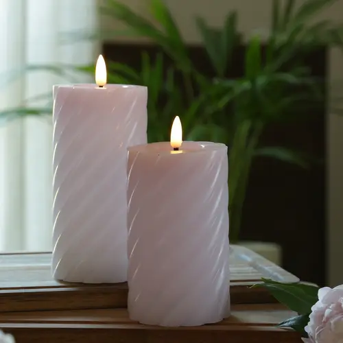 LED Kerze Twist Echtwachs gedrehte Stumpenkerze flackernd H:17,5cm Timer flieder LED Kerze Twist Echtwachs gedrehte Stumpenkerze flackernd H:17,5cm Timer flieder