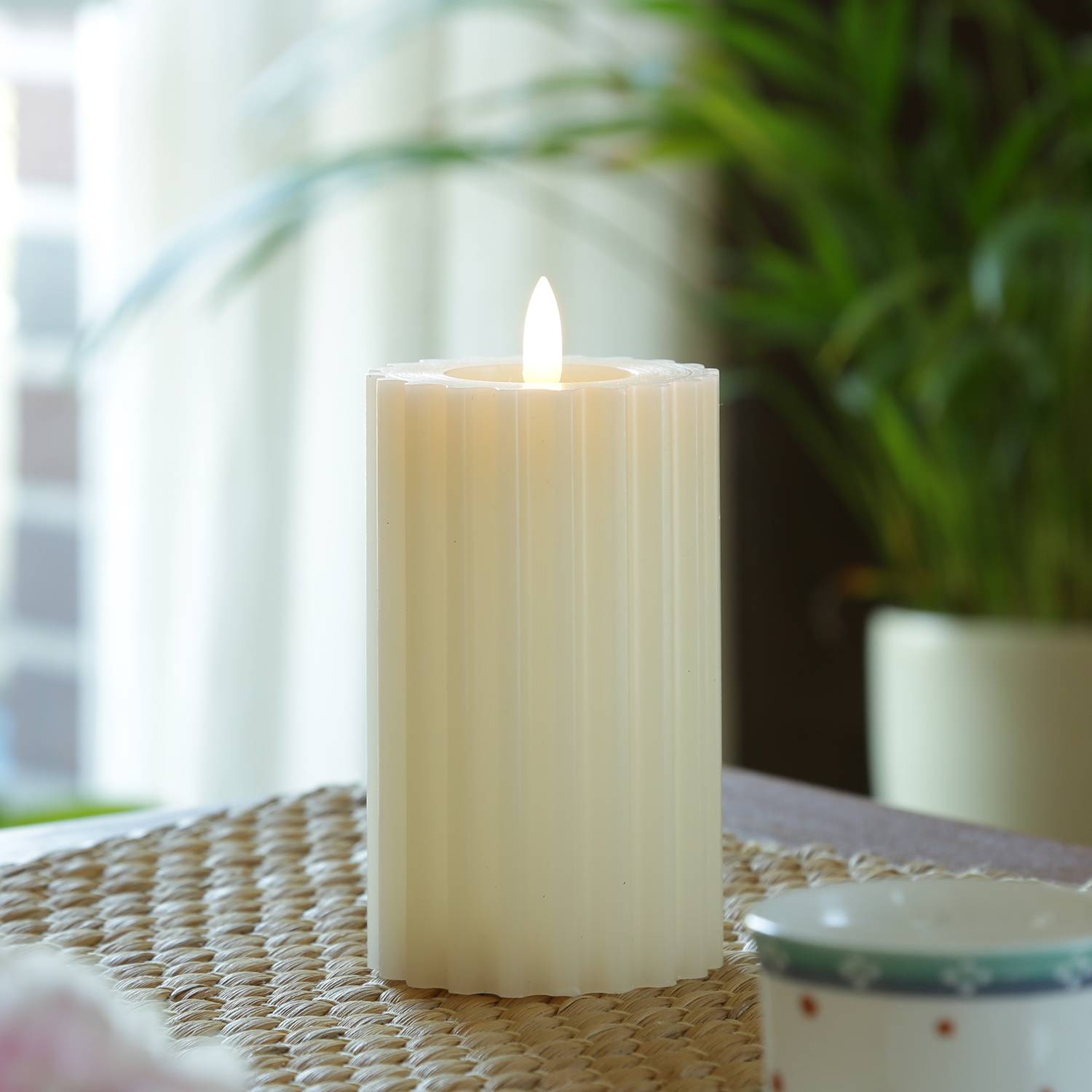 LED Kerze Liv Echtwachs gerillt geriffelt flackernde Flamme H:14,5cm Timer creme