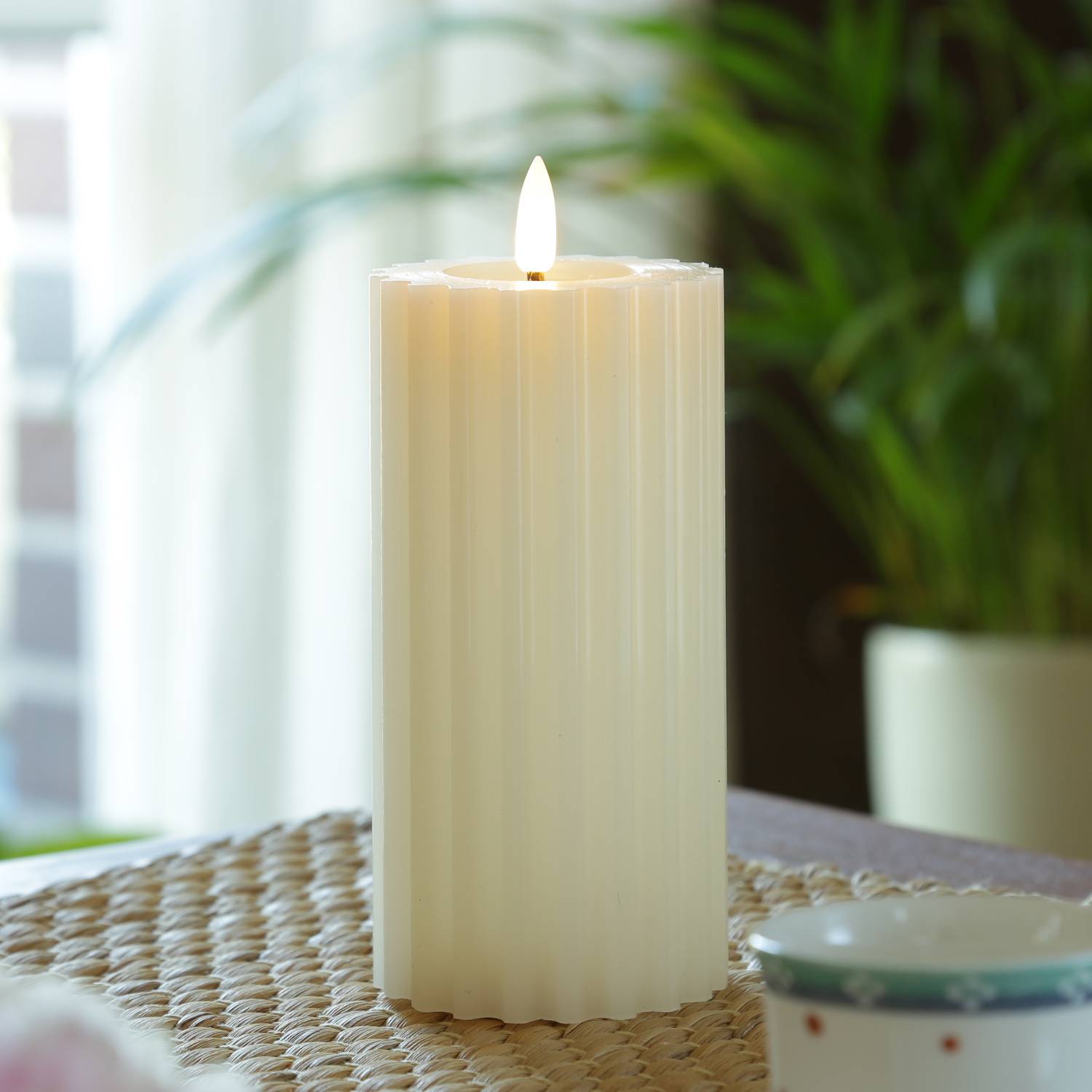 LED Kerze Liv Echtwachs gerillt geriffelt flackernde Flamme H:17,5cm Timer creme