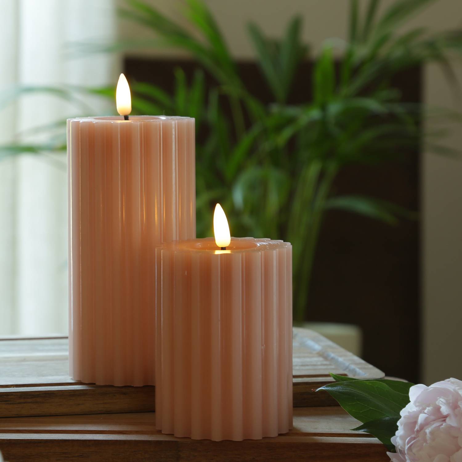 LED Kerze Liv Echtwachs gerillt geriffelt flackernde Flamme 12cm Timer altrosa