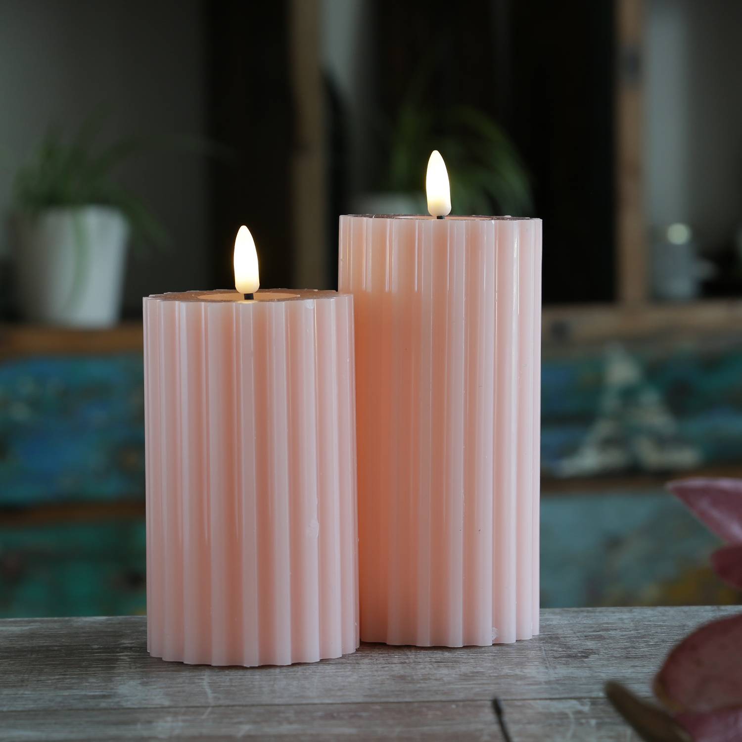 LED Kerze Liv Echtwachs gerillt geriffelt flackernde Flamme H:14,5cm Timer rosa