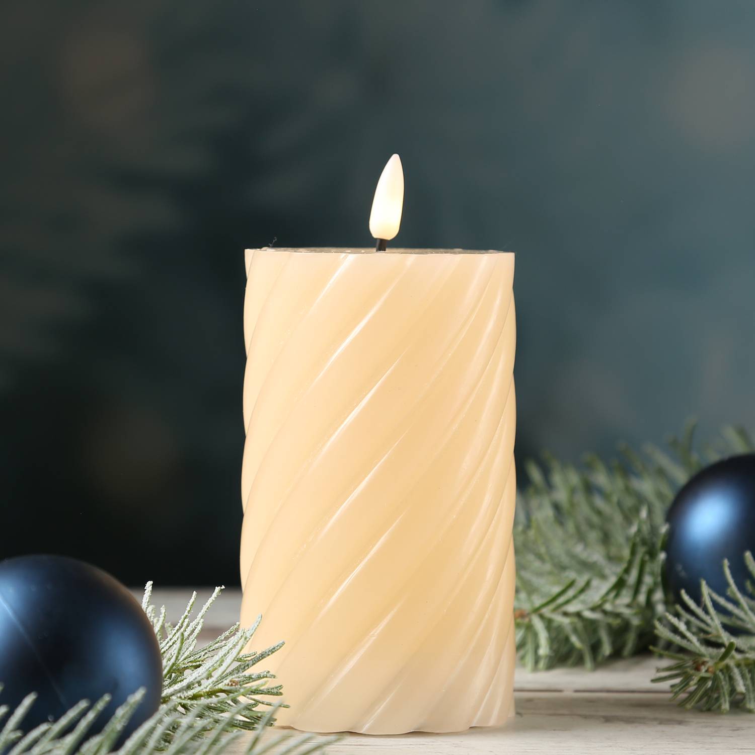 LED Kerze Twist Echtwachs gedrehte Stumpenkerze flackernd H: 15cm Timer creme