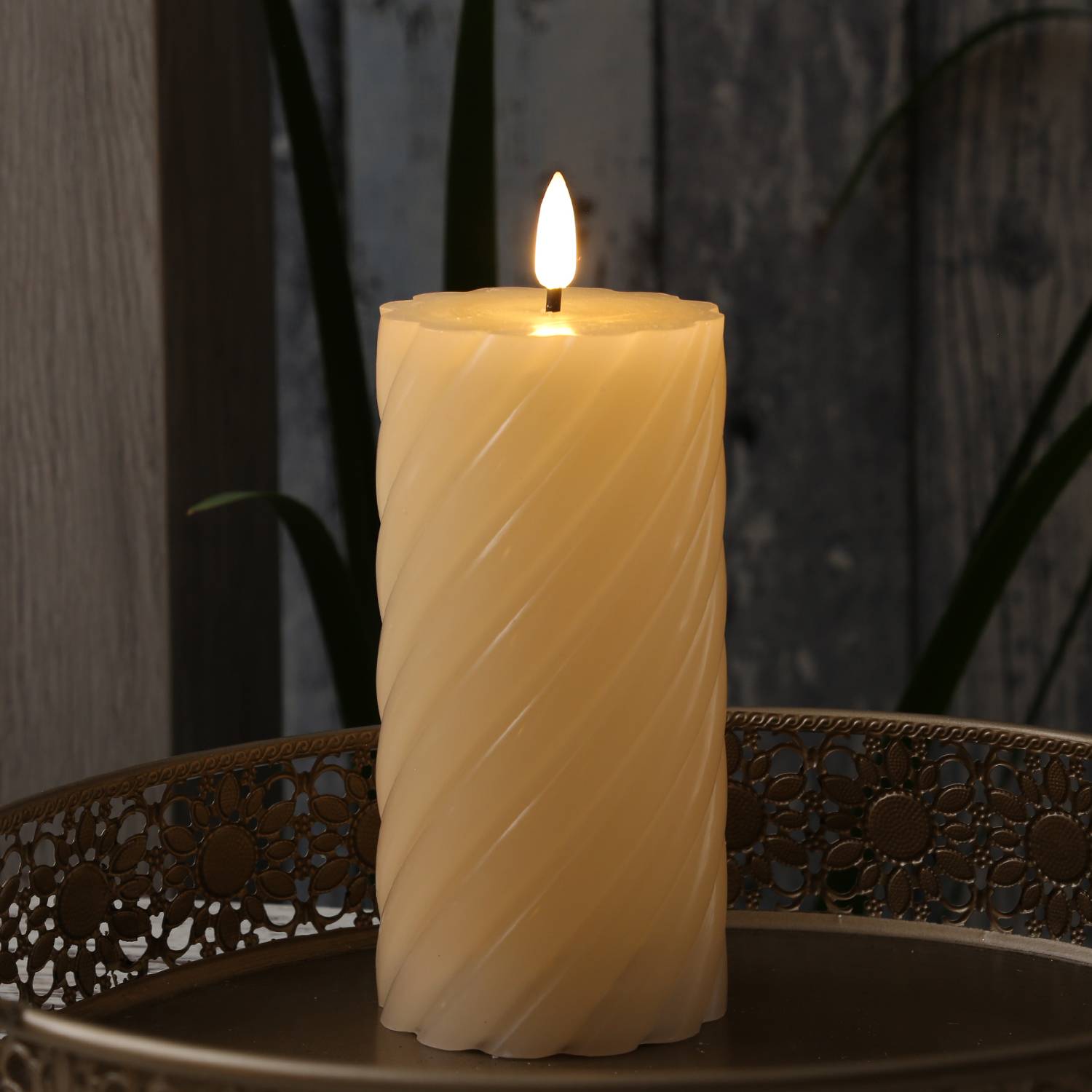 LED Kerze Twist Echtwachs gedrehte Stumpenkerze flackernd H: 15cm Timer creme