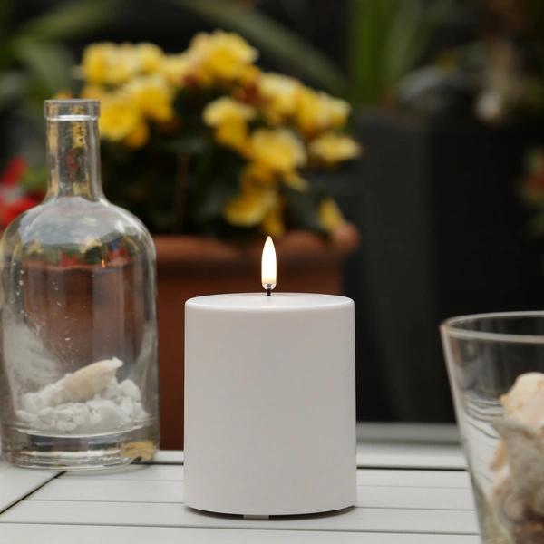 LED Kerze THEA Uyuni Innen/Außen outdoor H: 10cm D: 8,4cm weiß bis zu 2500 Std. LED Kerze THEA Uyuni Innen/Außen outdoor H: 10cm D: 8,4cm weiß bis zu 2500 Std.