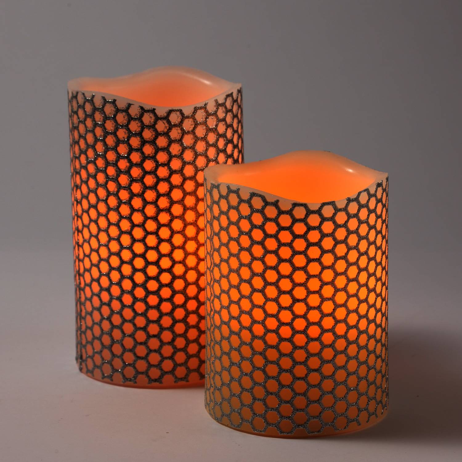 Echtwachskerze Honey D: 7,5cm H: 12cm flackernd gelbe Flamme Wabenmuster silber