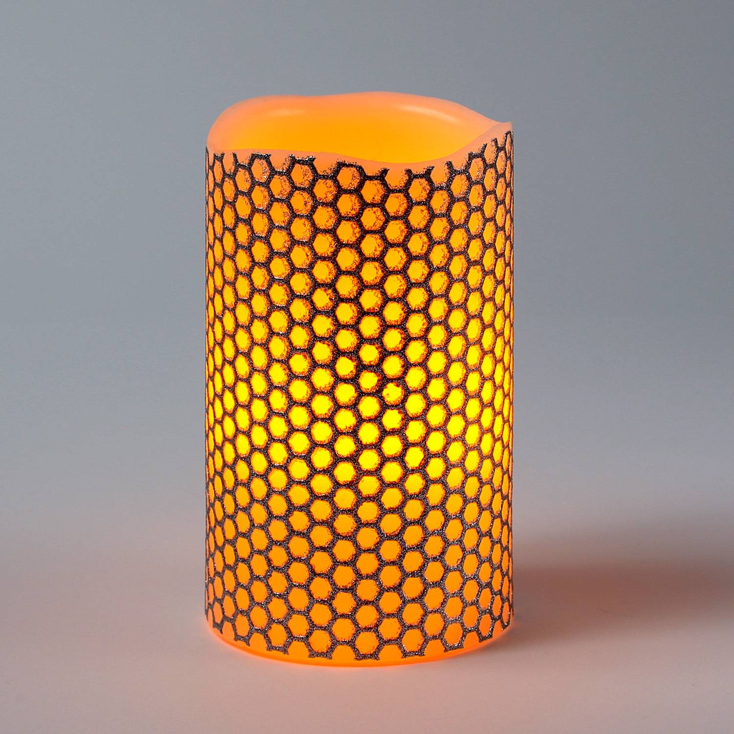 Echtwachskerze Honey D: 7,5cm H: 12cm flackernd gelbe Flamme Wabenmuster silber