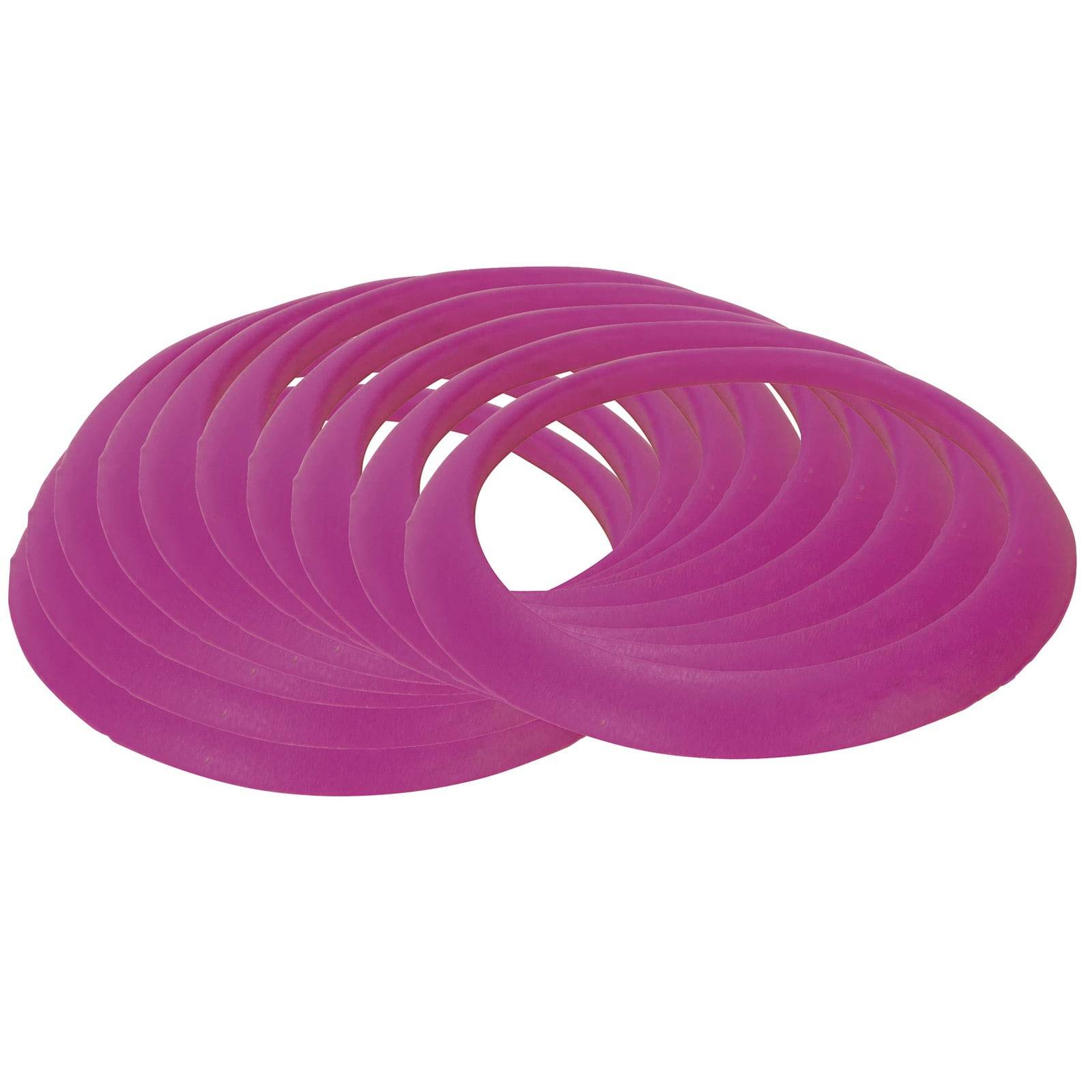 Ein Stapel lila Frisbees, die in einem Spiralmuster angeordnet sind, präsentieren eine lebendige Farbe und glatte Textur vor einem schlichten weißen Hintergrund.